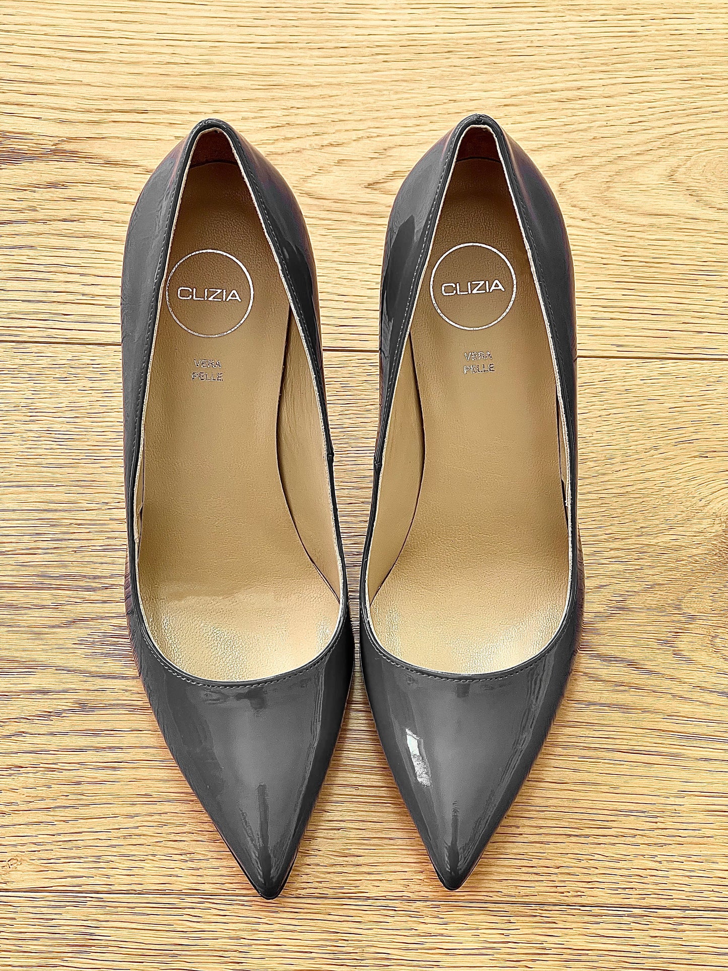 NOE ŠEDÁ LAKOVANÁ KŮŽE