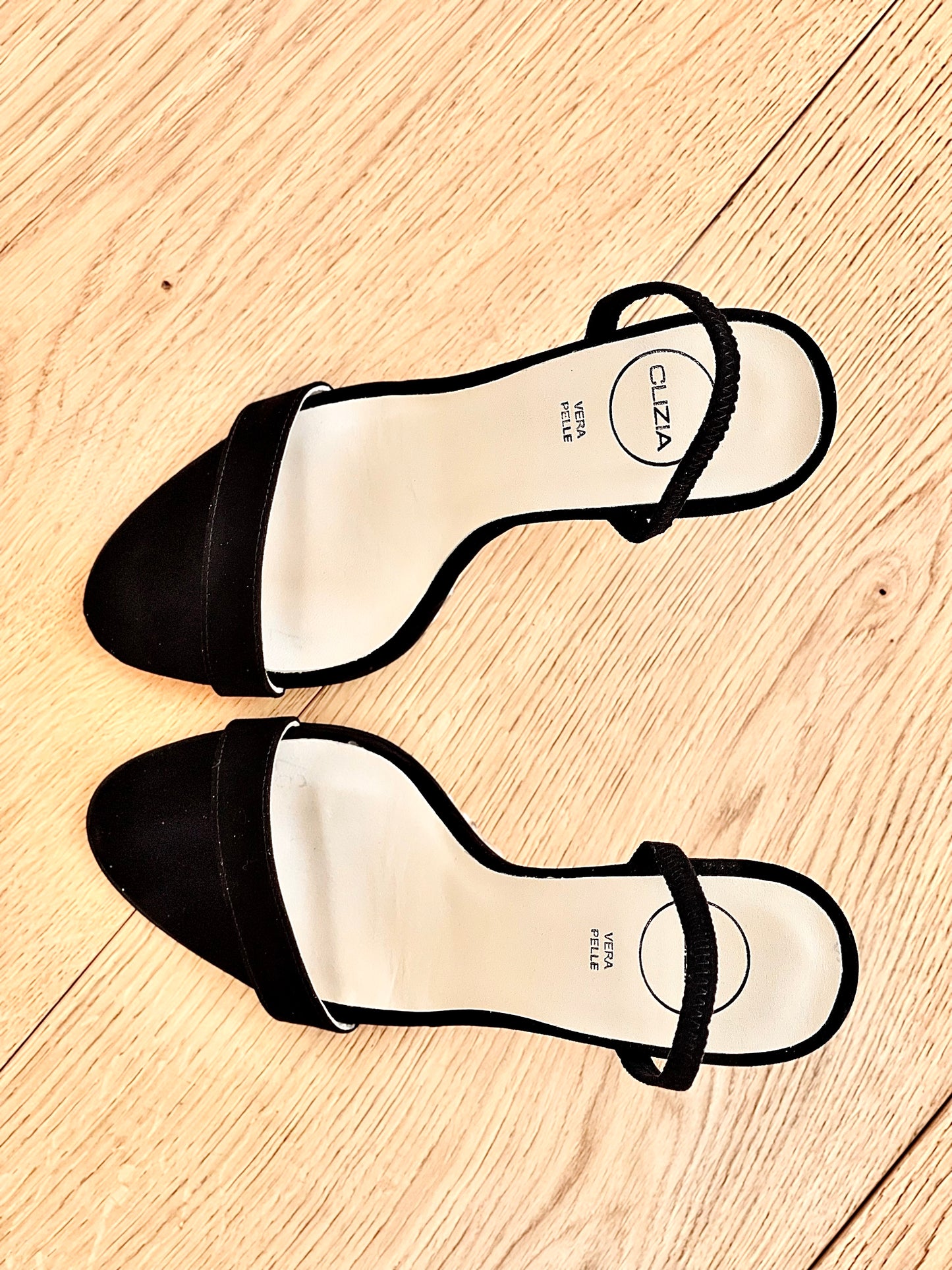 ČERNÁ SEMIŠOVÁ ŠIVA