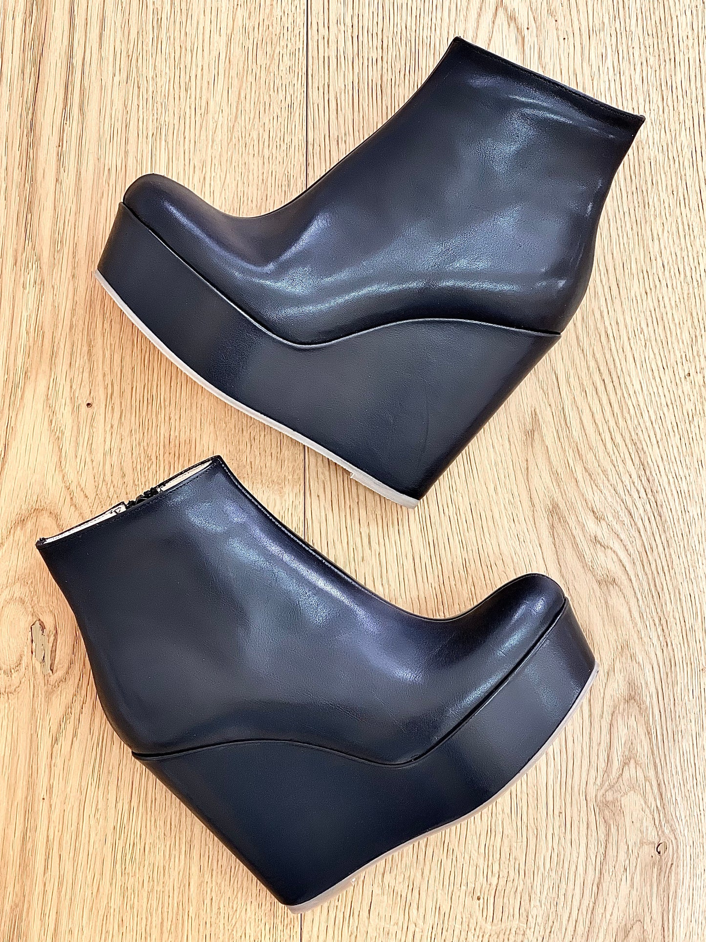 ČERNÁ KOŽENÁ BOTA