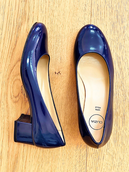 TAYLOR MODRÁ LAKOVANÁ KŮŽE