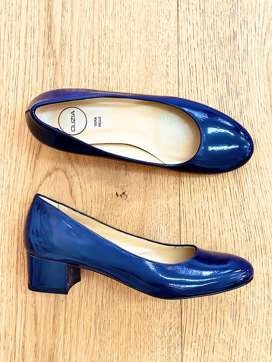 TAYLOR MODRÁ LAKOVANÁ KŮŽE