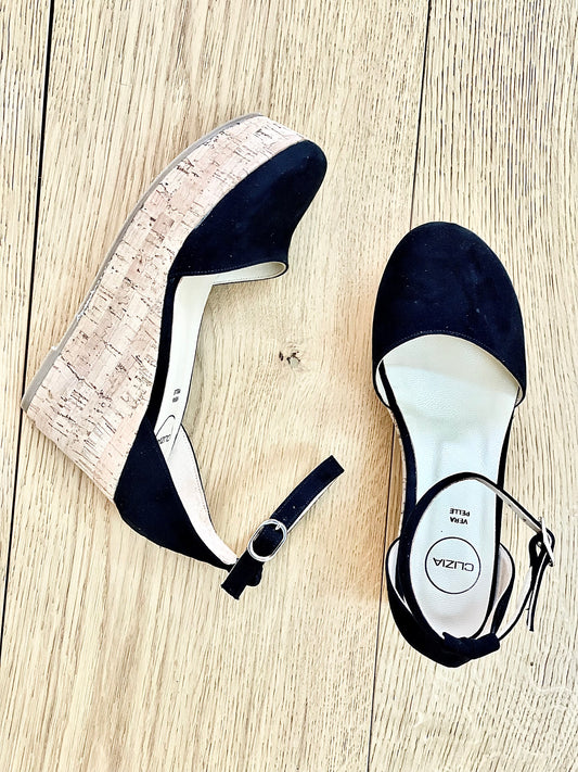 ČERNÁ SEMIŠOVÁ MANILA