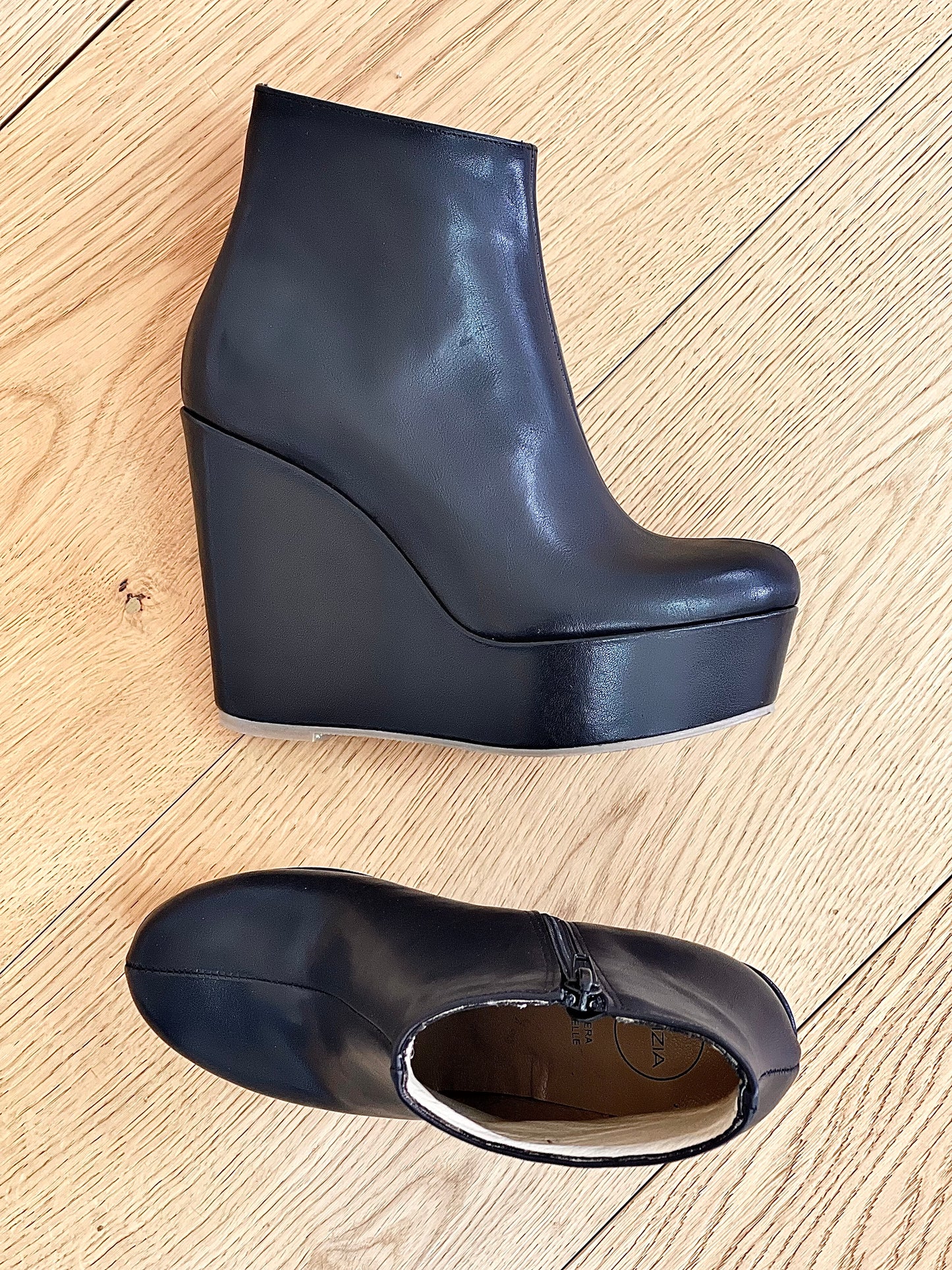 ČERNÁ KOŽENÁ BOTA