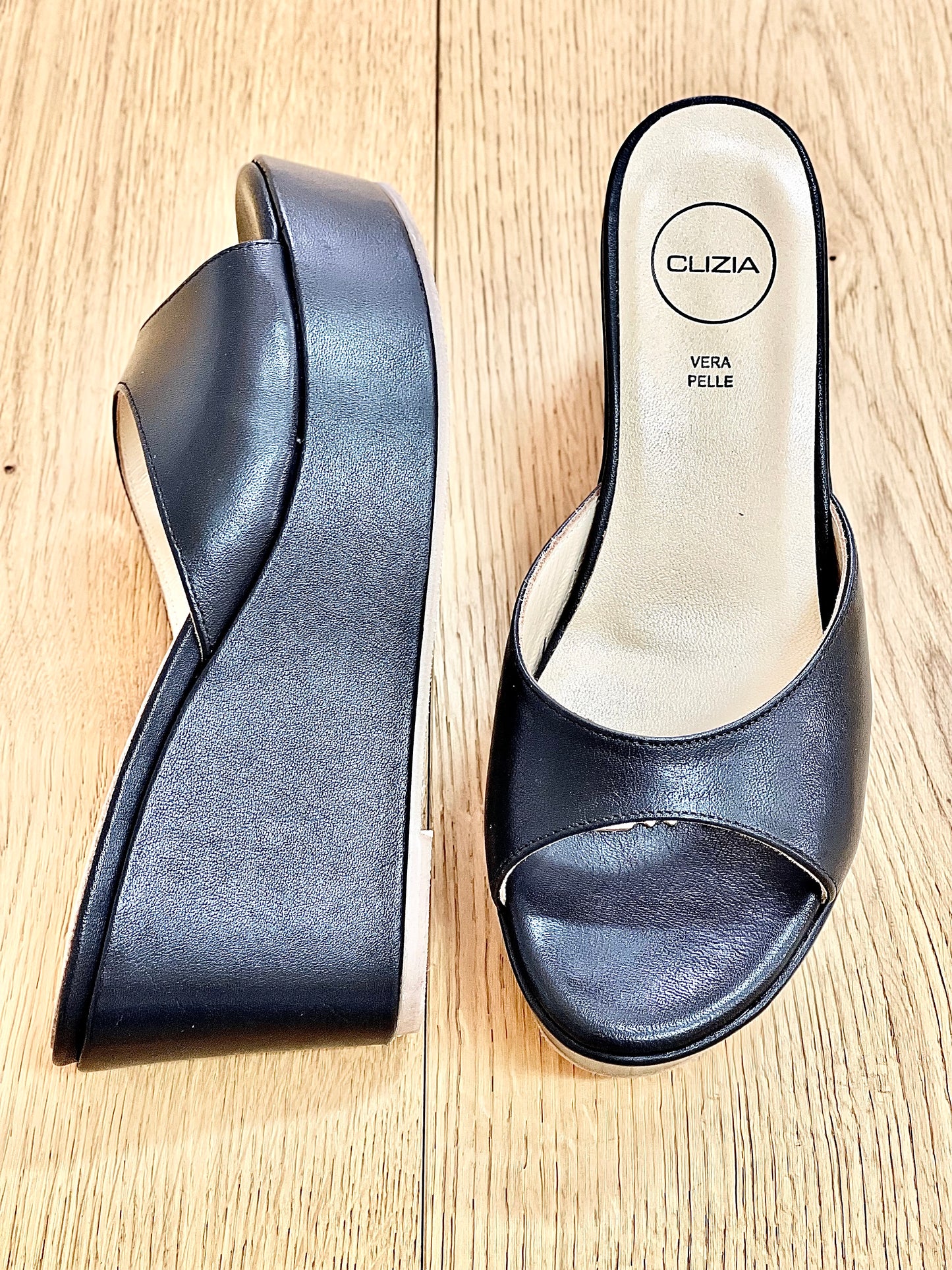 VENUS LEATHER ČERNÁ