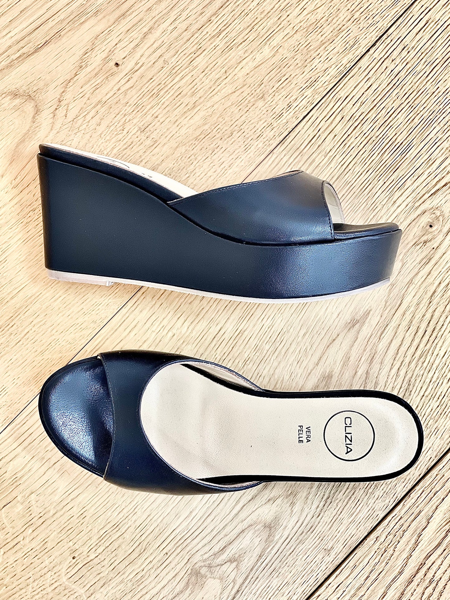 VENUS LEATHER ČERNÁ
