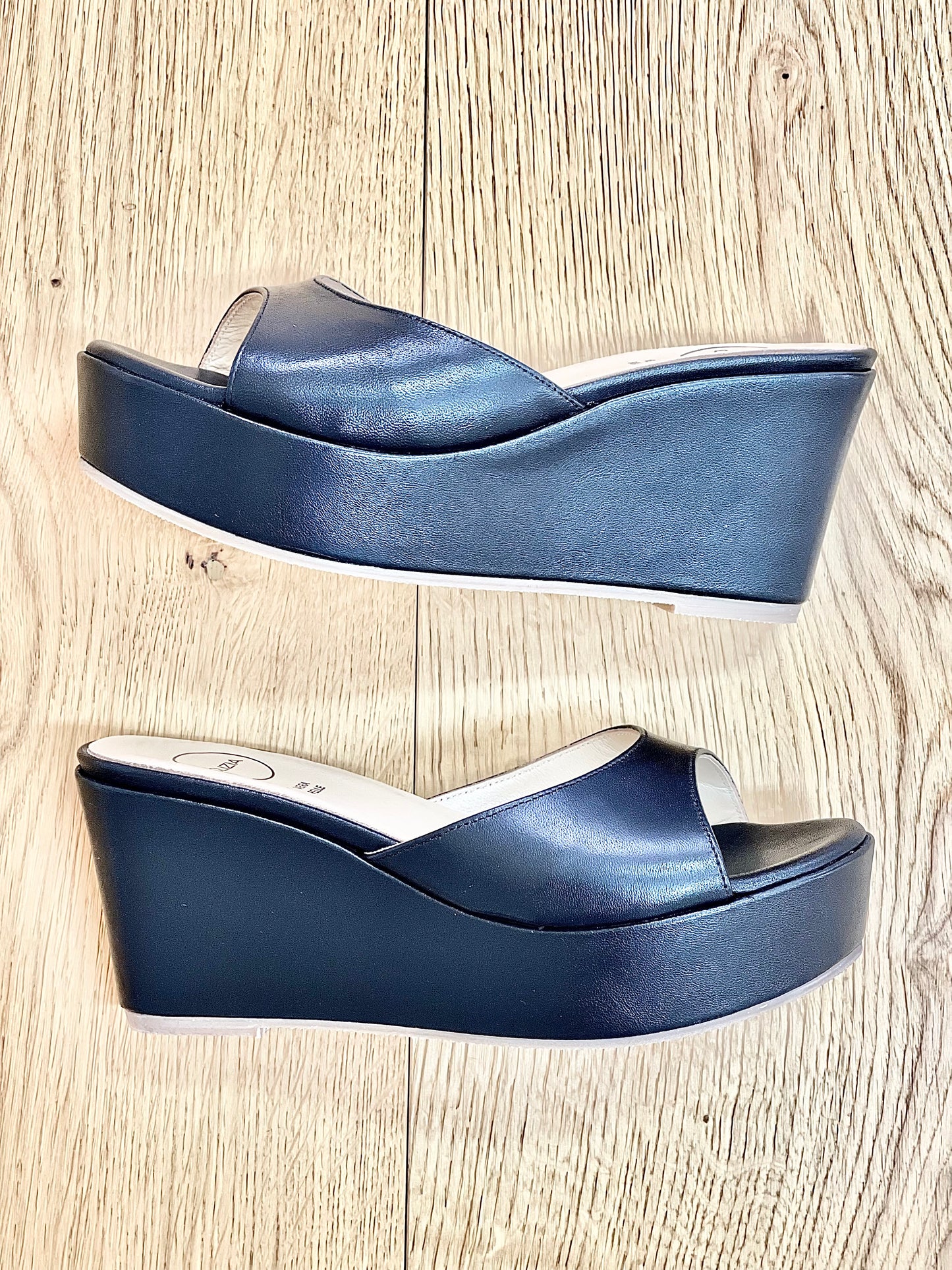 VENUS LEATHER ČERNÁ