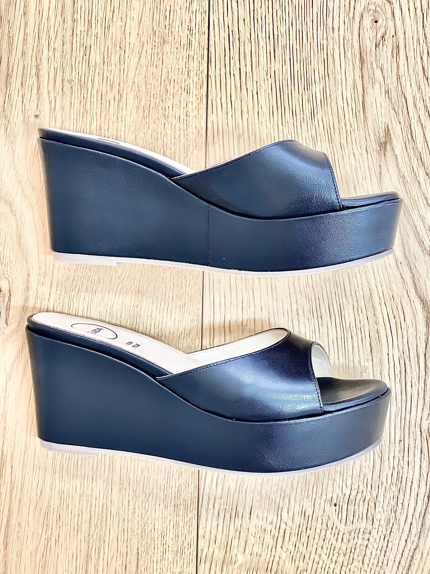 VENUS LEATHER ČERNÁ