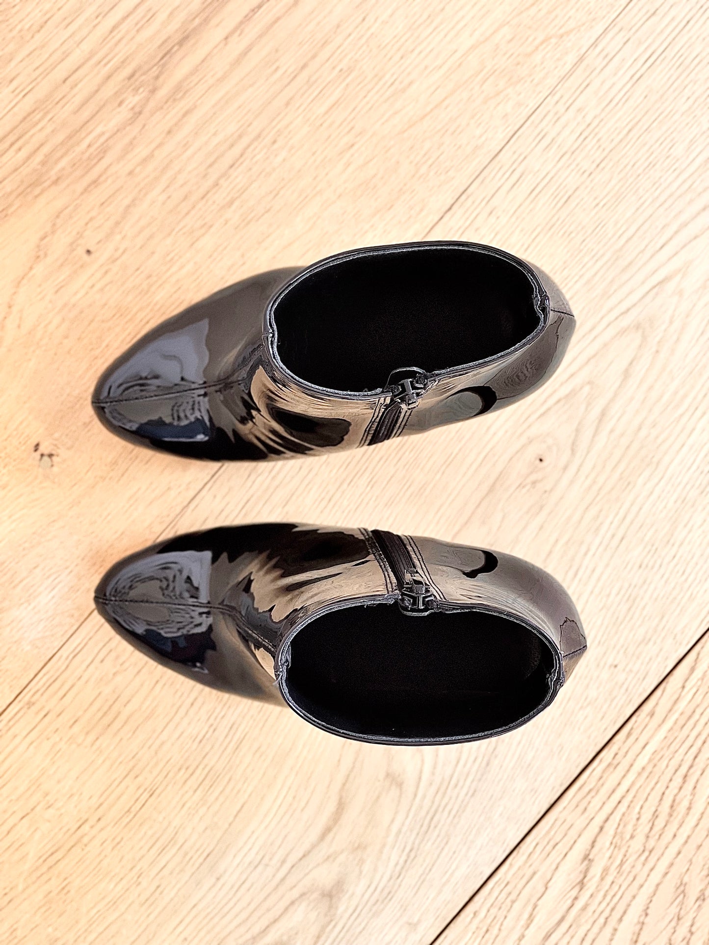 DASHA ČERNÁ LAKOVANÁ KŮŽE