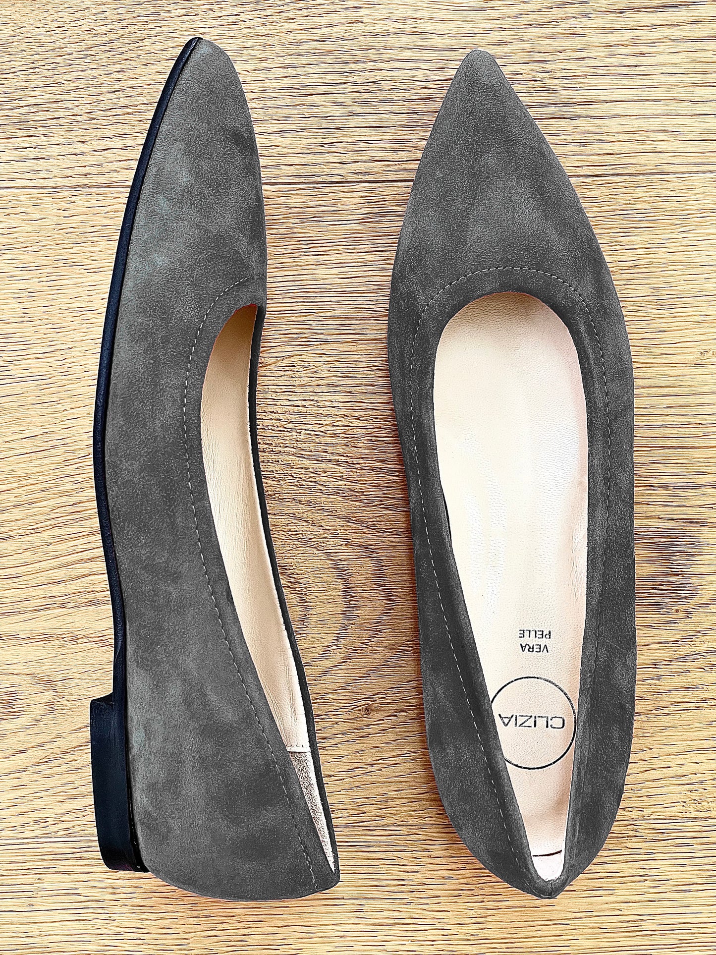 UMA GRÅ SUEDE