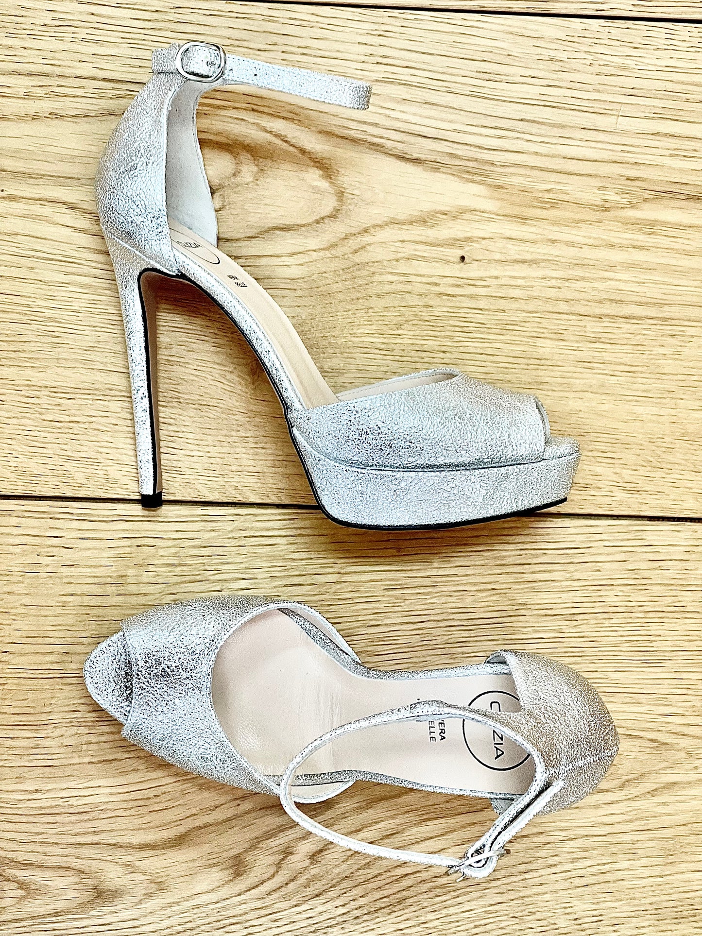 SILVER HALLE
