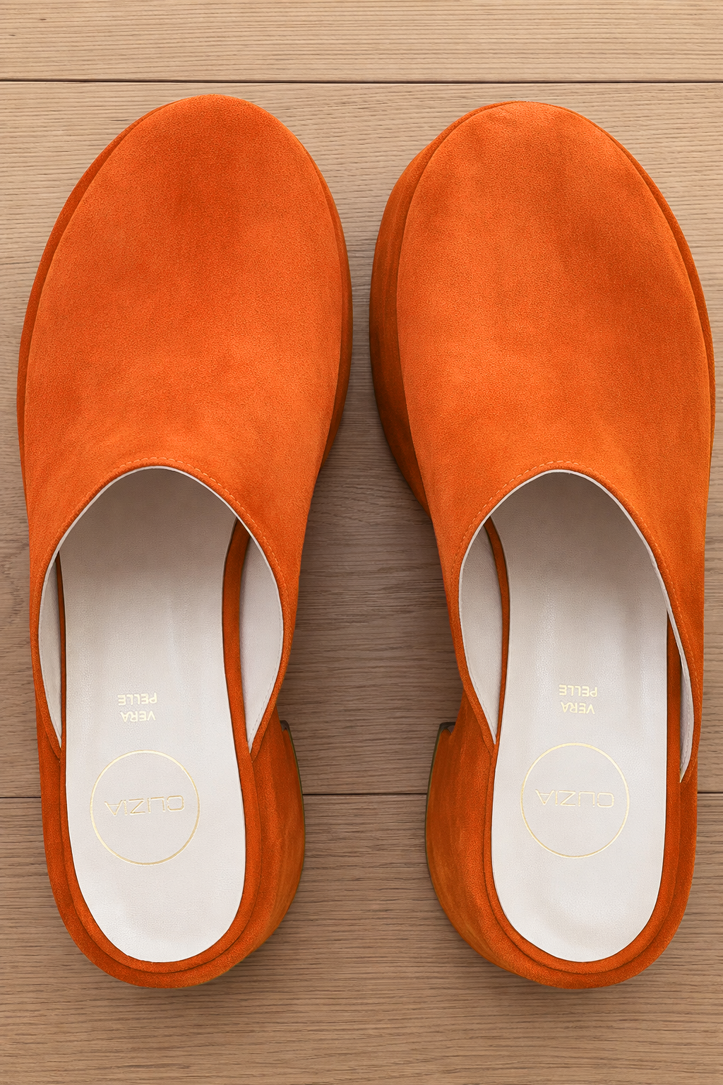 BAO aus orangefarbenem Wildleder