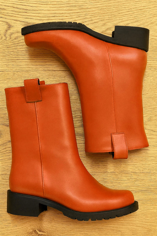 ORANGEFARBENER LEDERATLAS