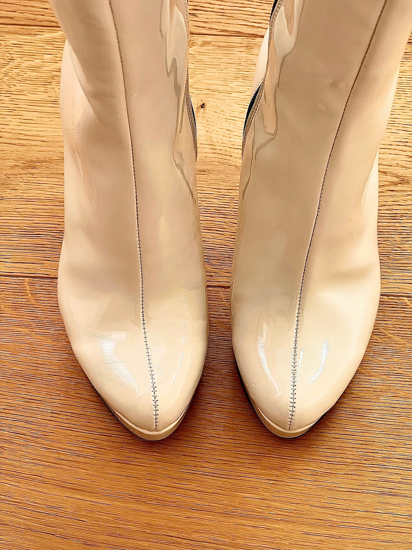URSULA BEIGE LACKLEDER