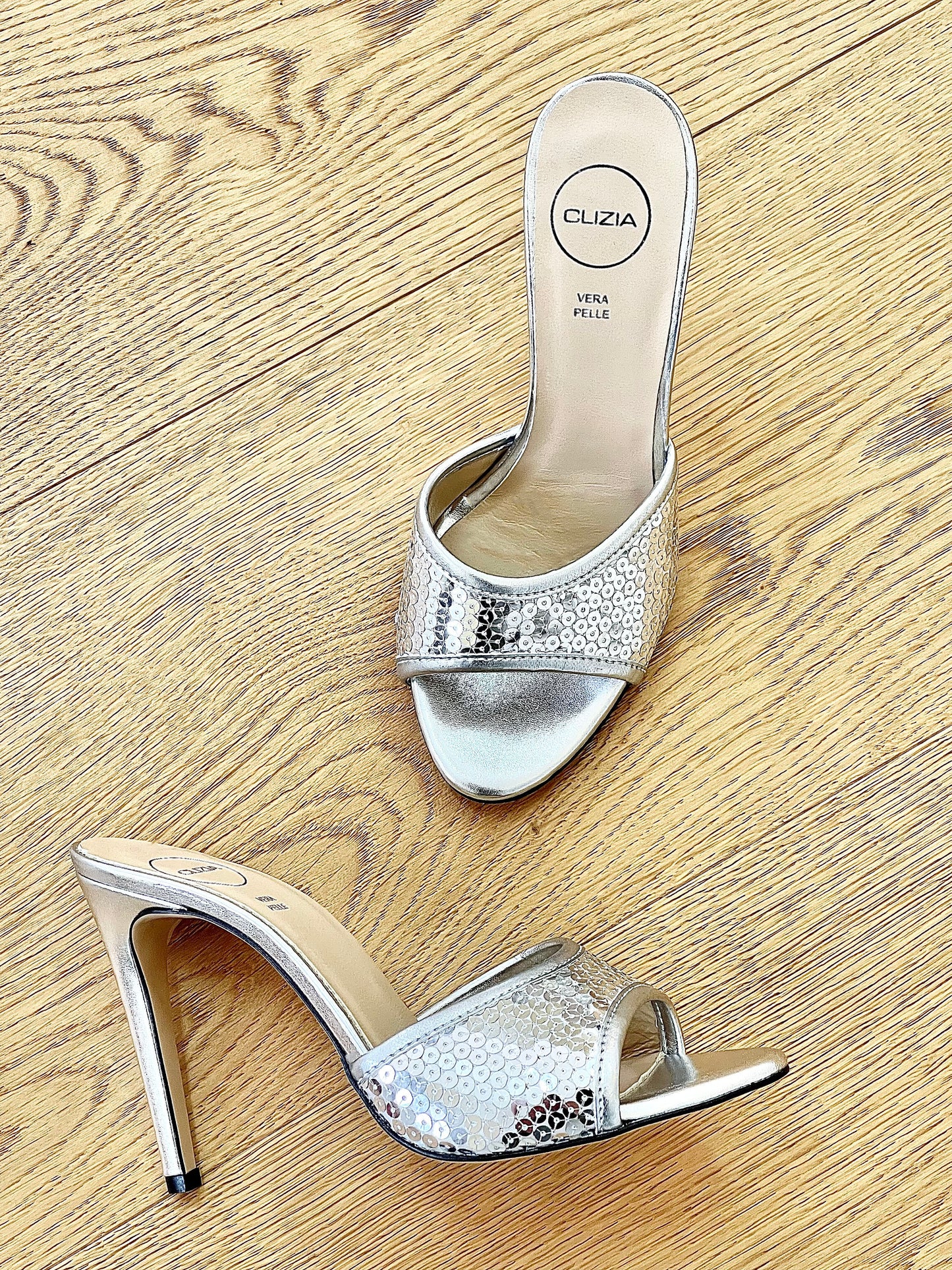 PAILLETTEN-TEE IN SILBER