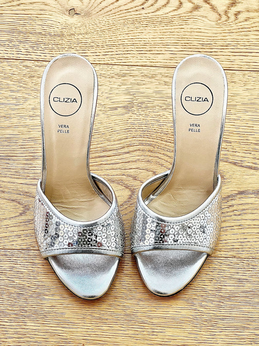 PAILLETTEN-TEE IN SILBER