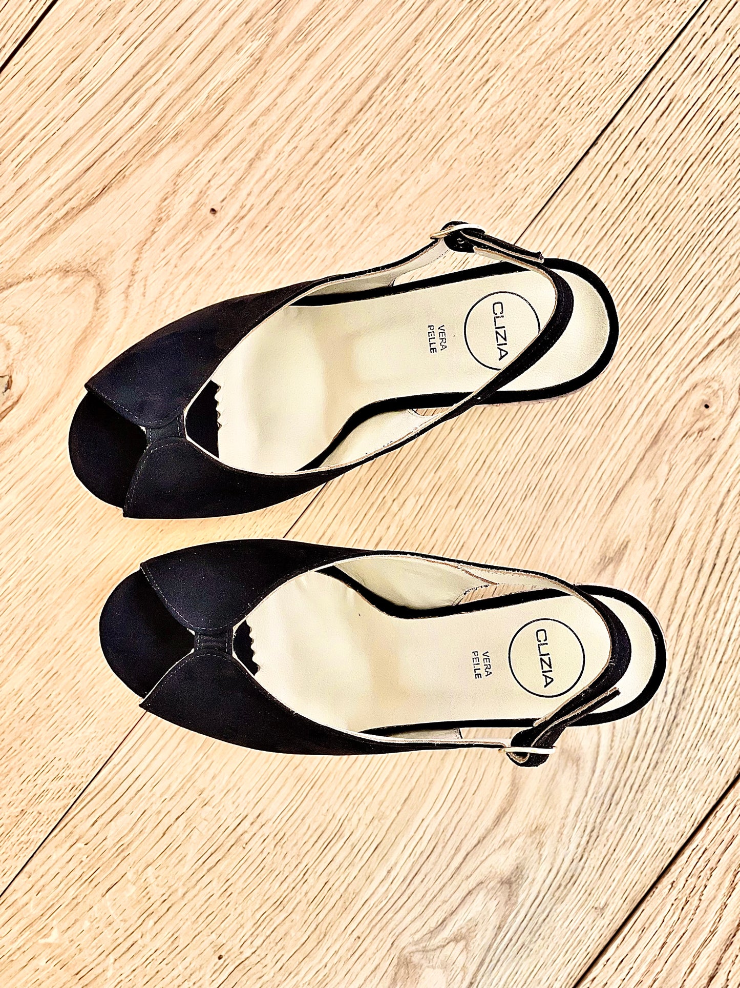 SEUL SCHWARZEM WILDLEDER