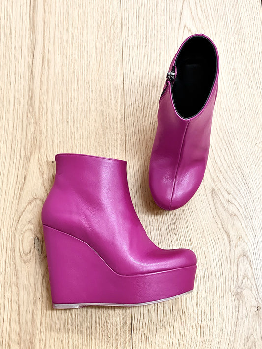 FUCHSIAFARBENER LEDERSTIEFEL