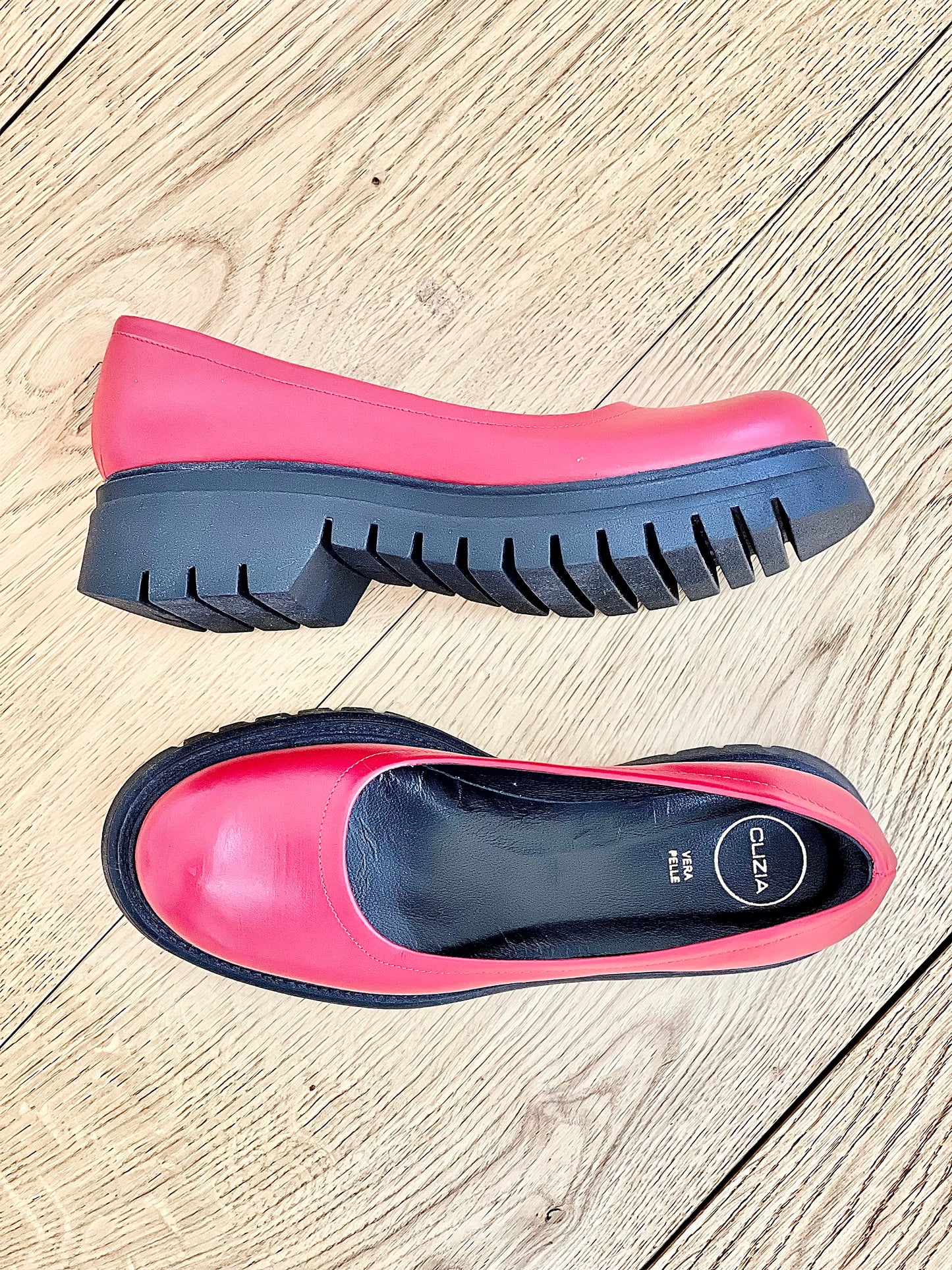 BERNSTEINFARBENES LEDER ROT