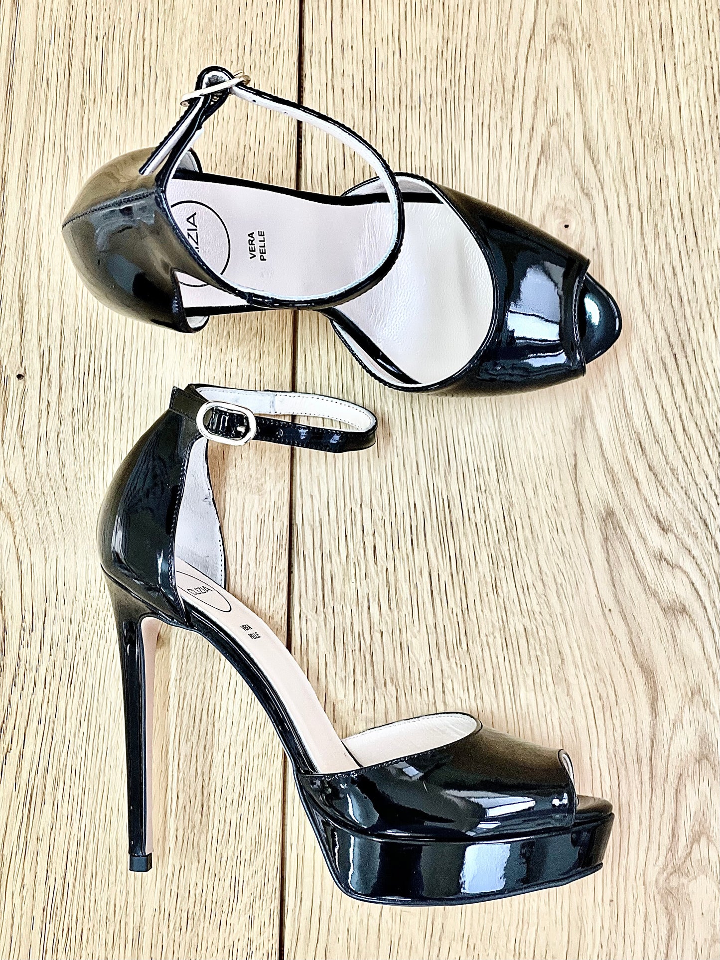 HALLE SCHWARZES LACKLEDER