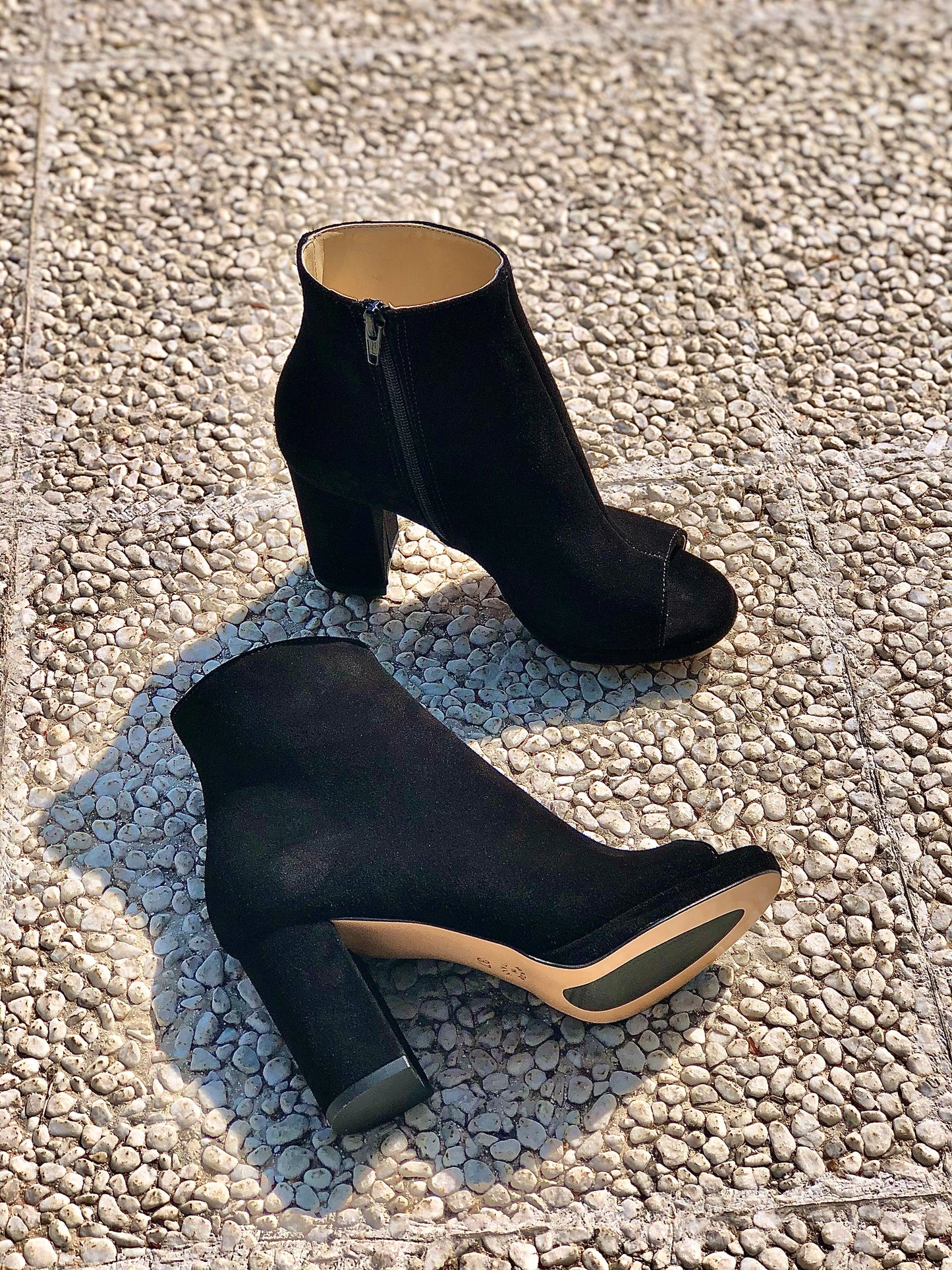 AMAZON SCHWARZES WILDLEDER