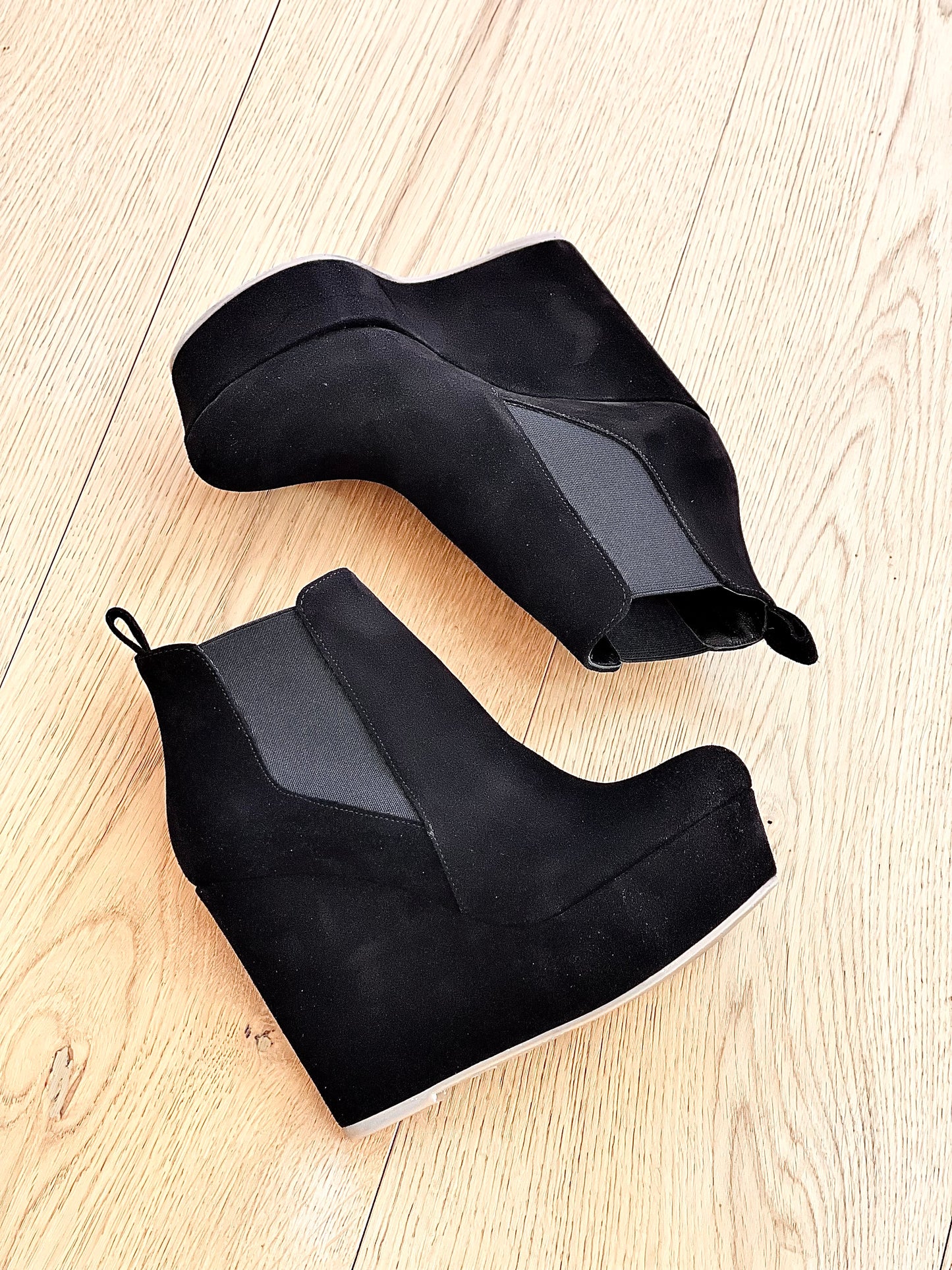 BALTISCH SCHWARZES WILDLEDER