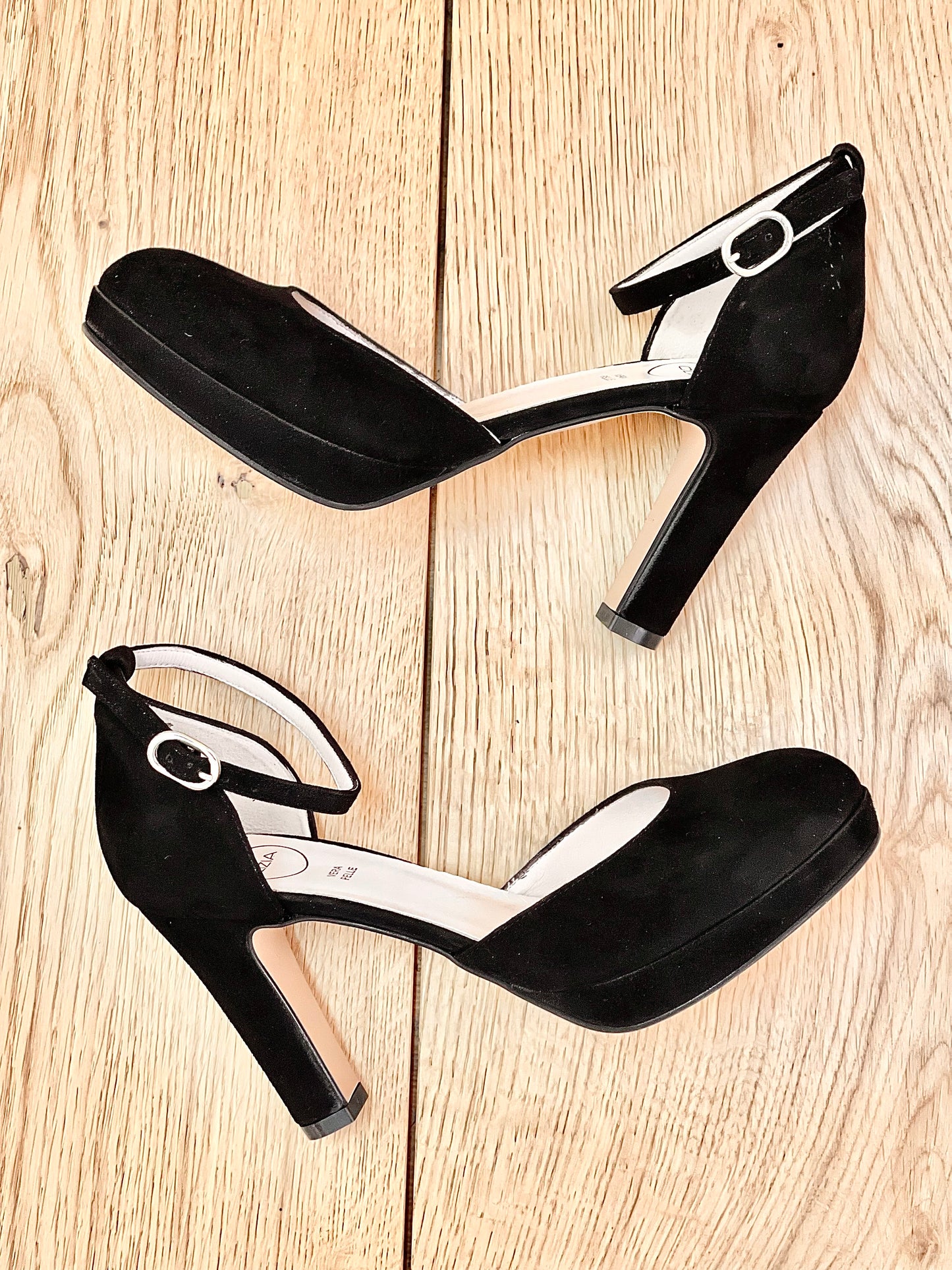 SANDFARBENES SCHWARZES WILDLEDER