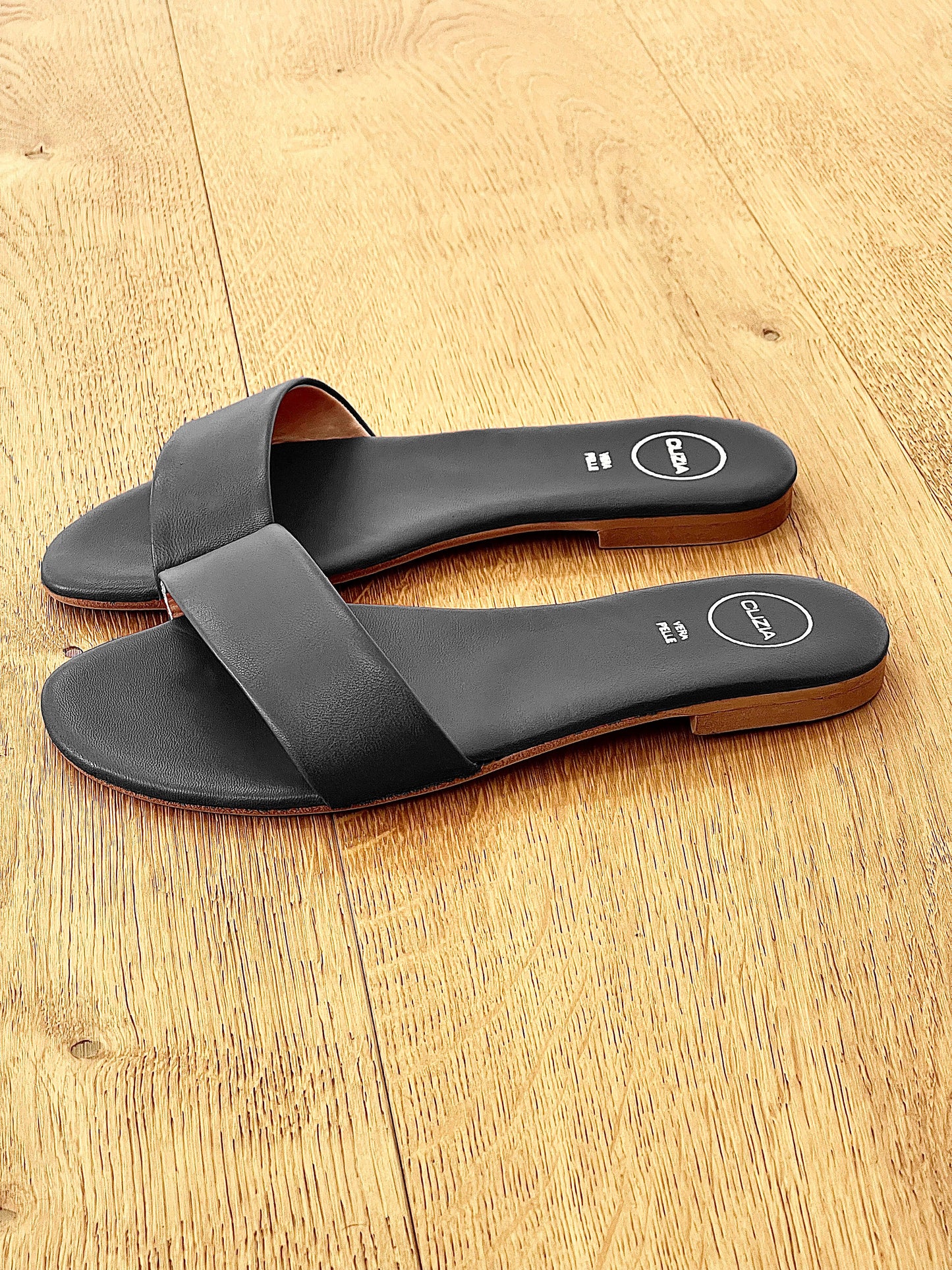 YIP BLACK LEATHER