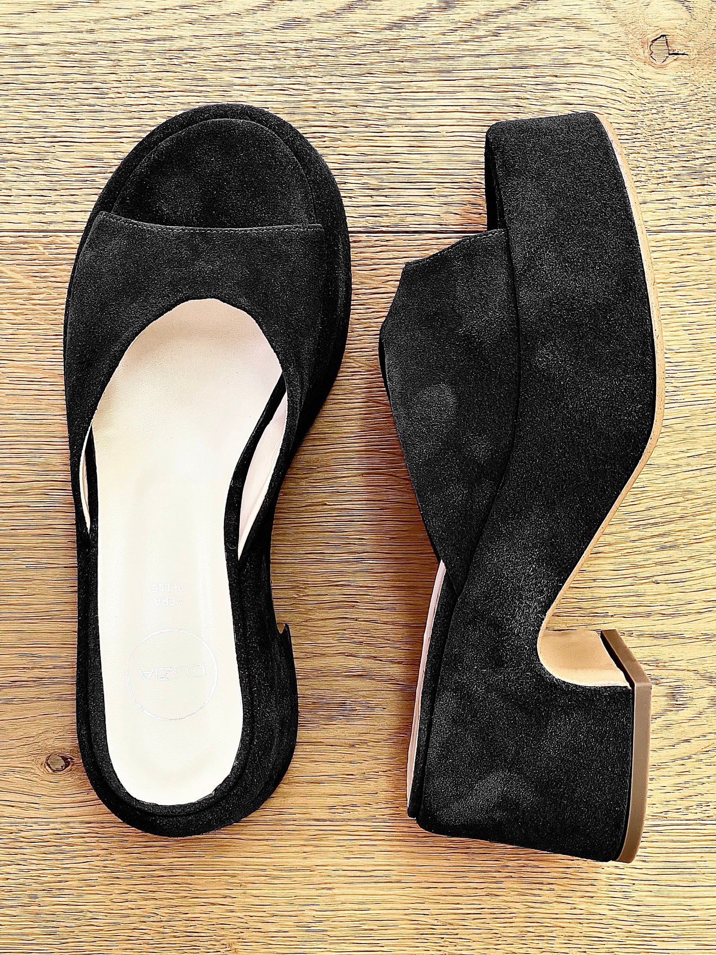 BLACK SUEDE JACKIE