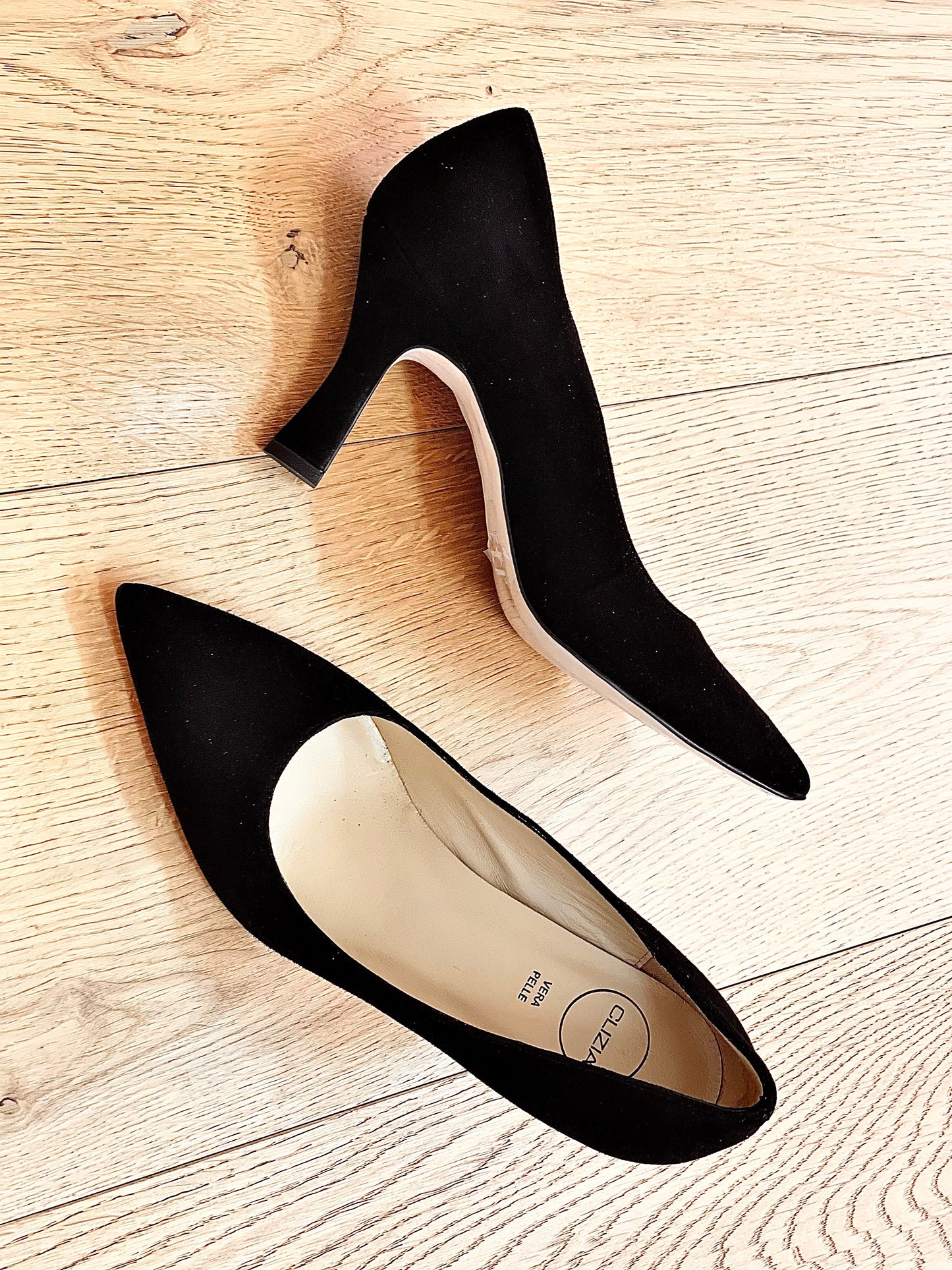 BLACK SUEDE JOAN