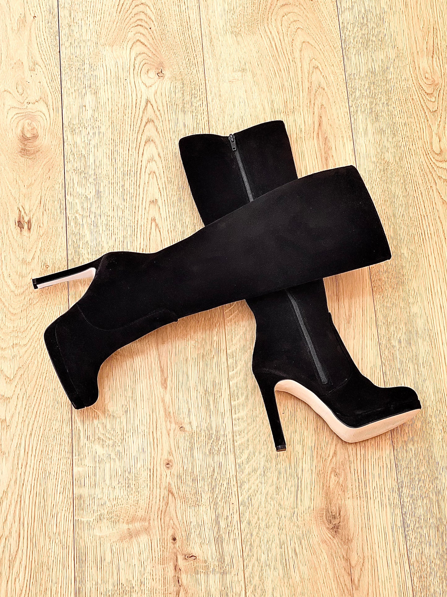 BLACK SUEDE PRAGUE