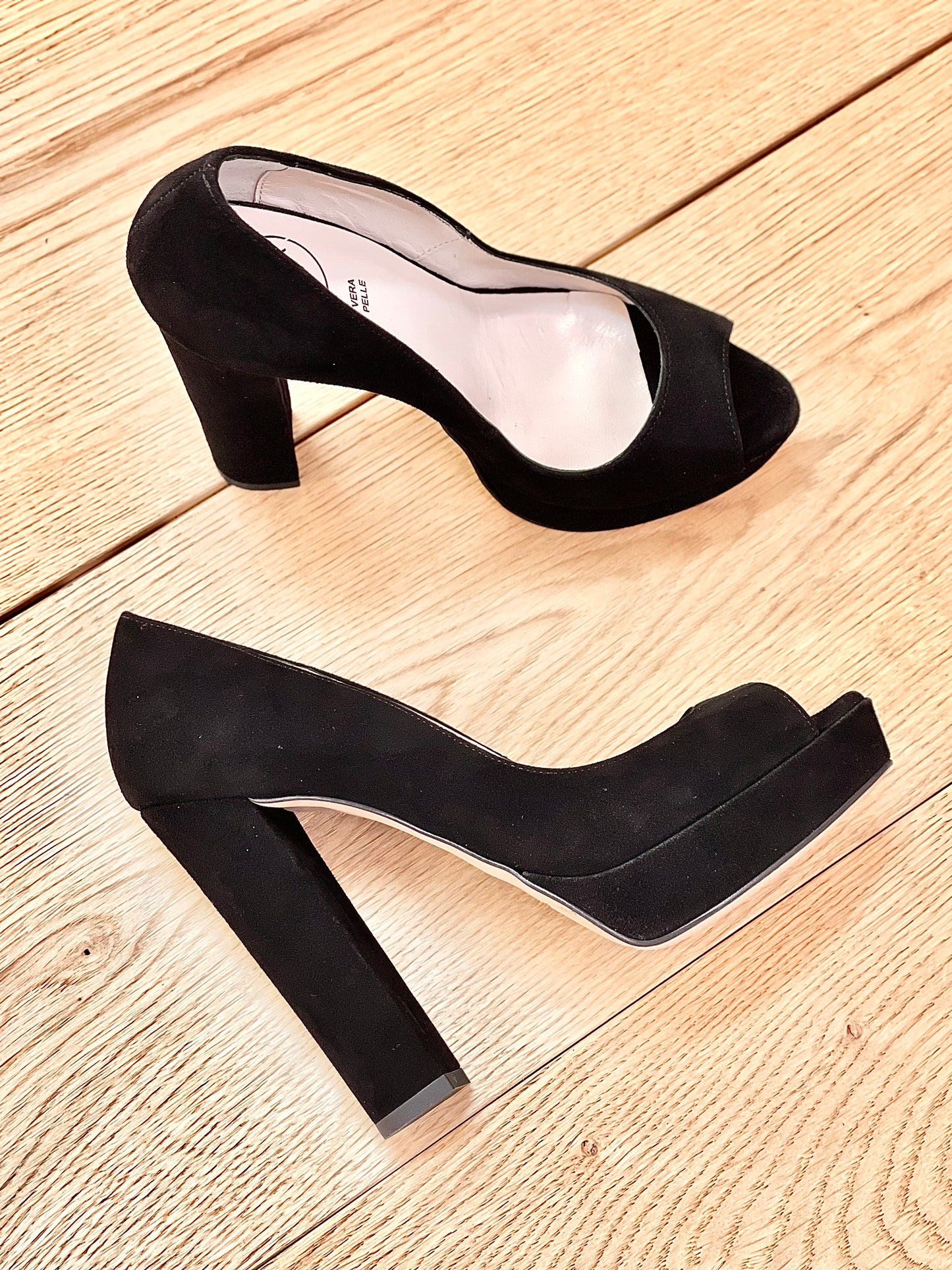 BETA BLACK SUEDE