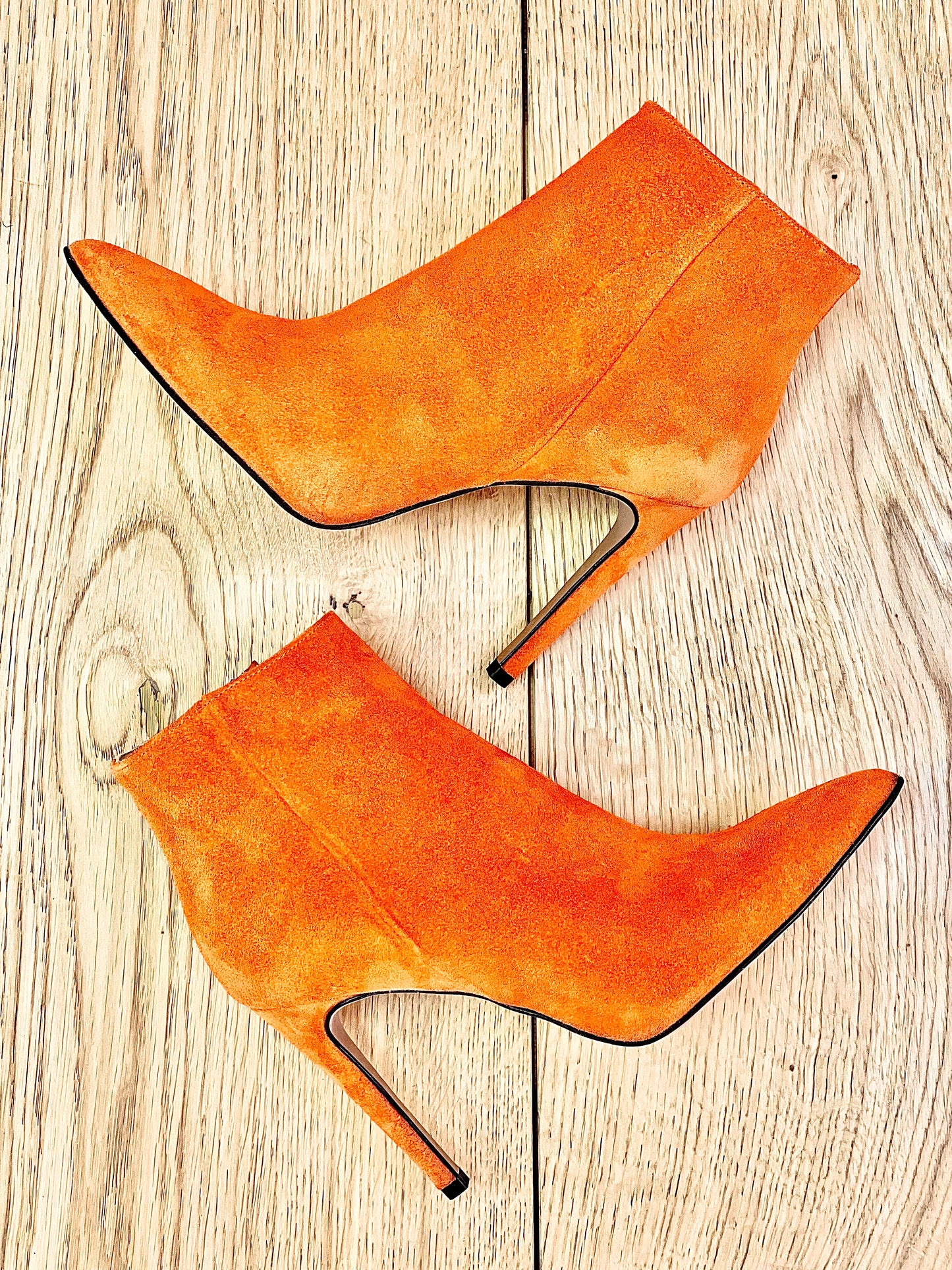 ORANGE SUEDE TITA