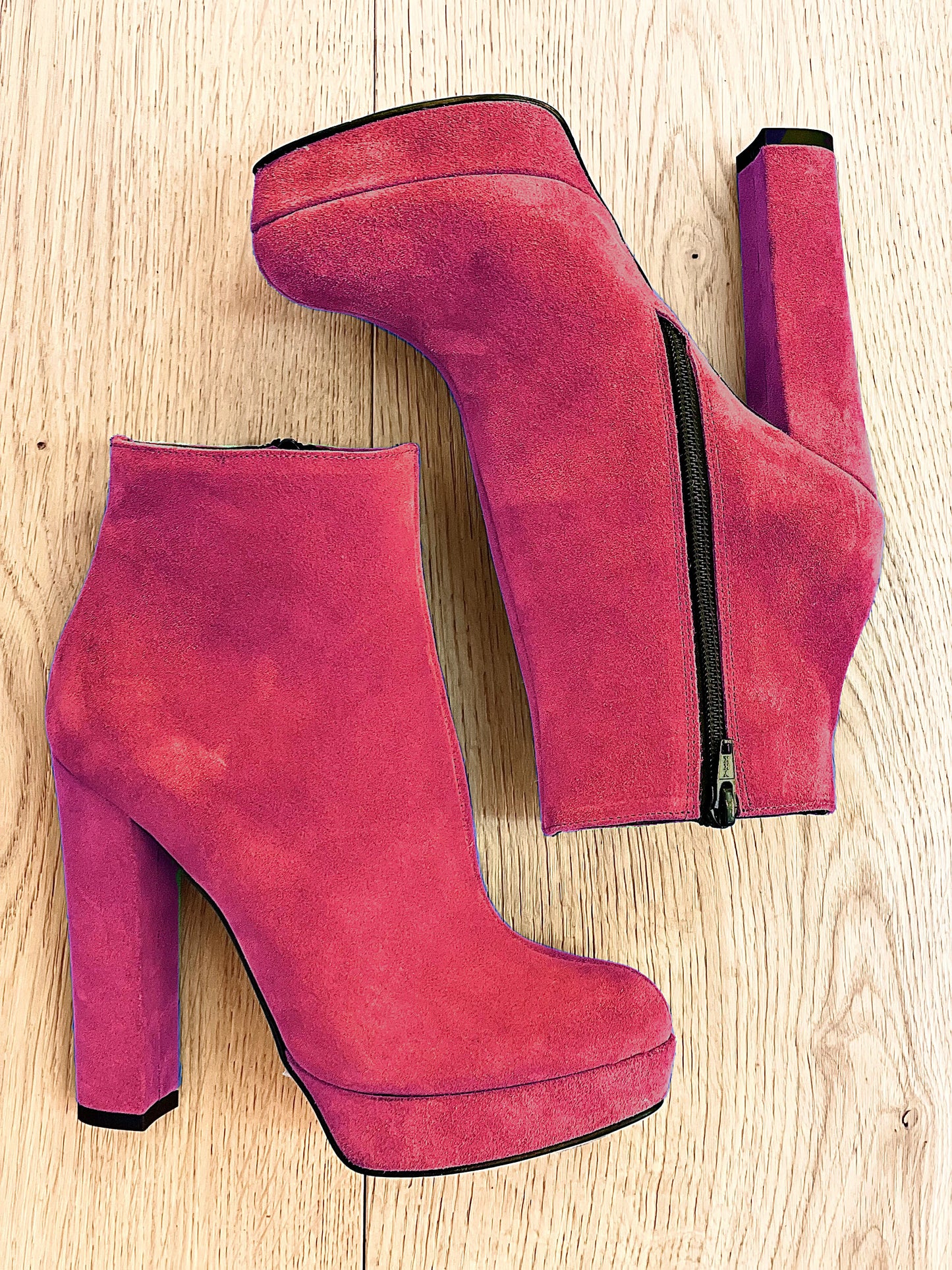 RED SUEDE BOB