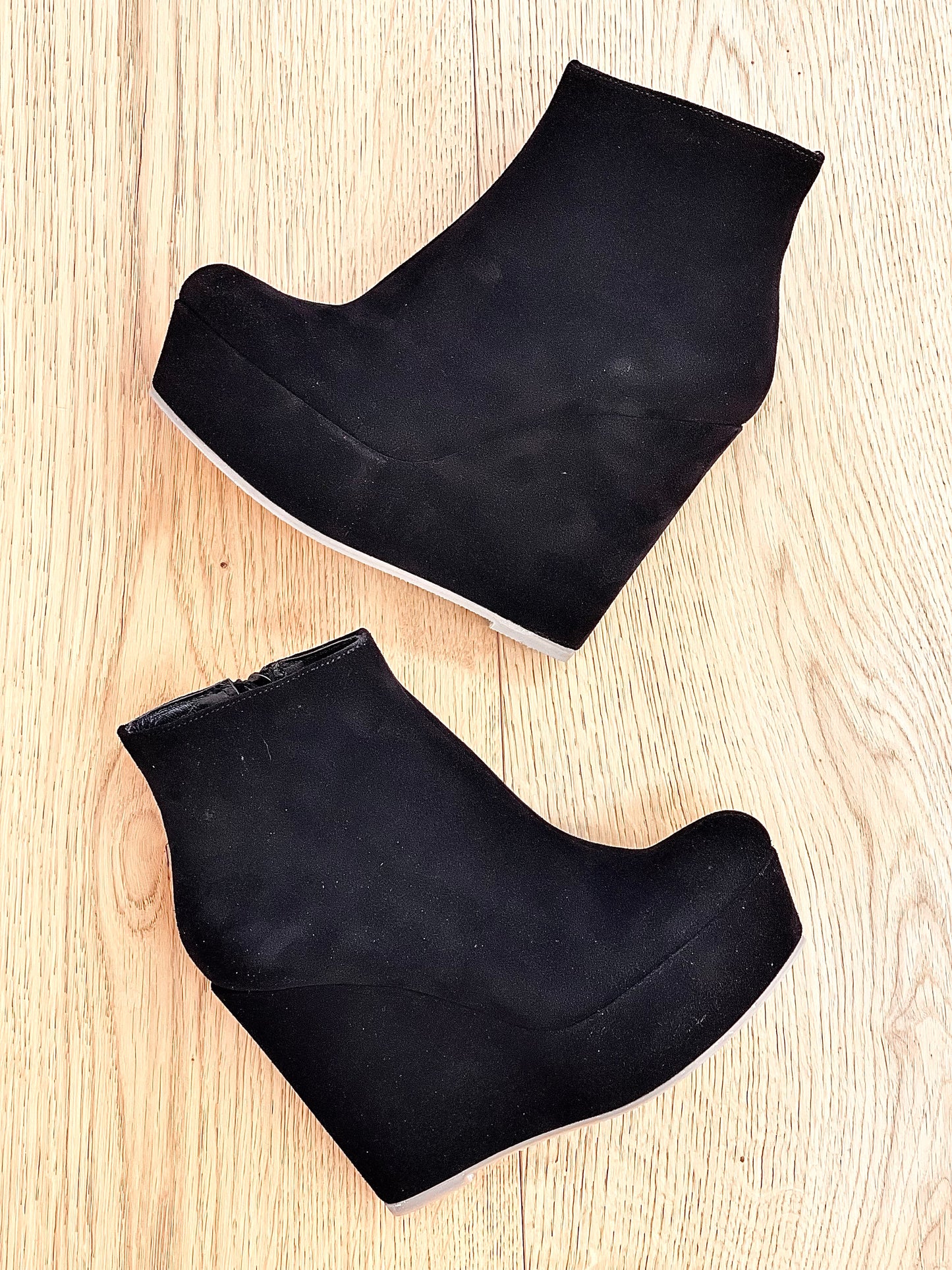 BLACK SUEDE BOOT