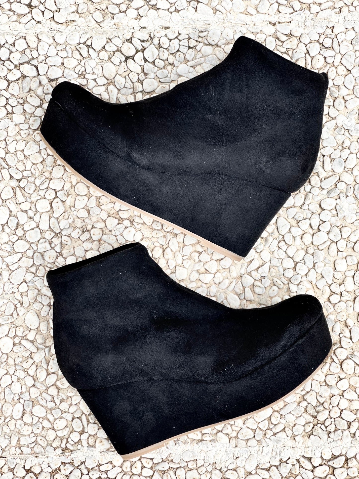 AKITA BLACK SUEDE