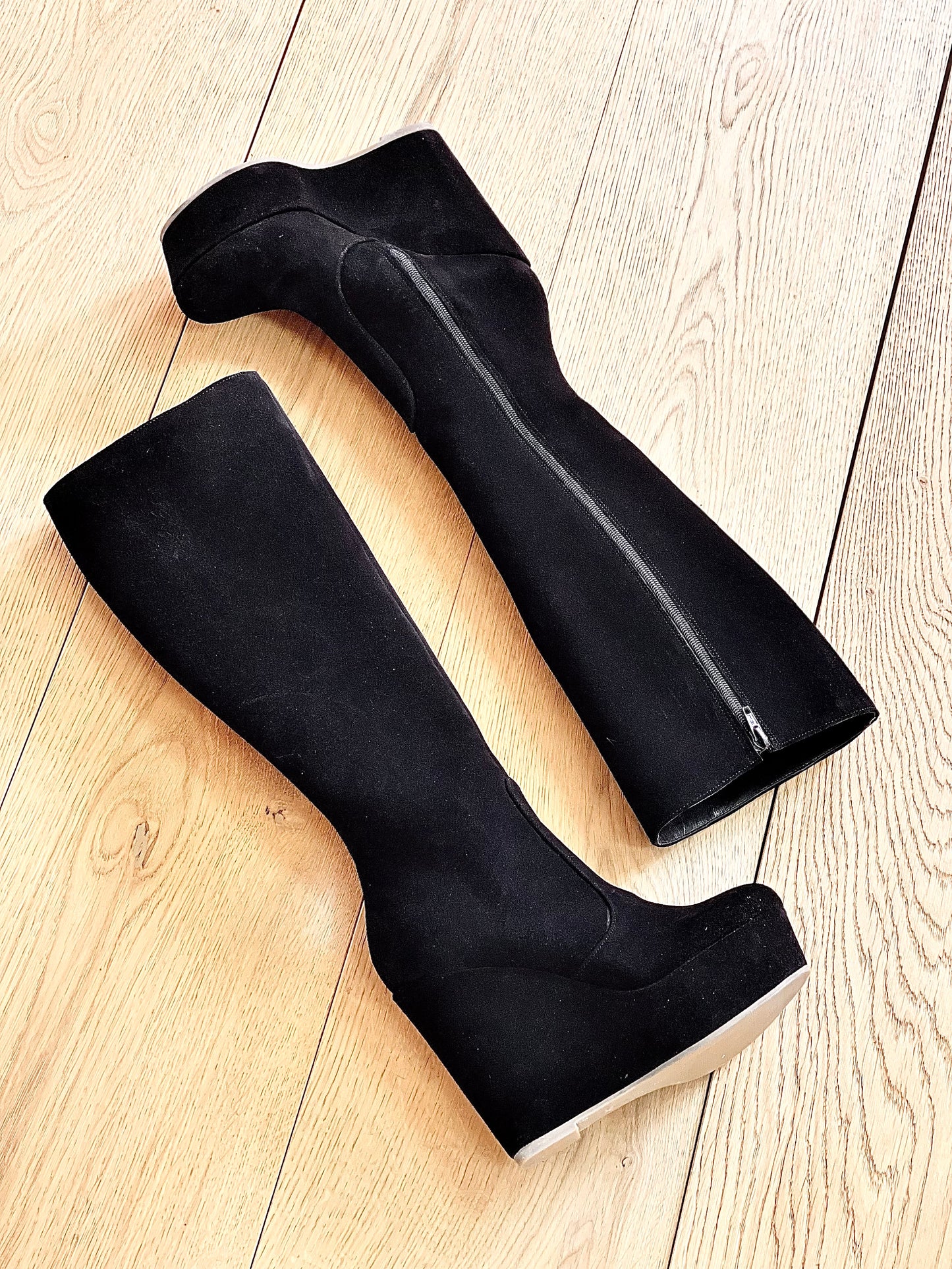 BLACK SUEDE SAM