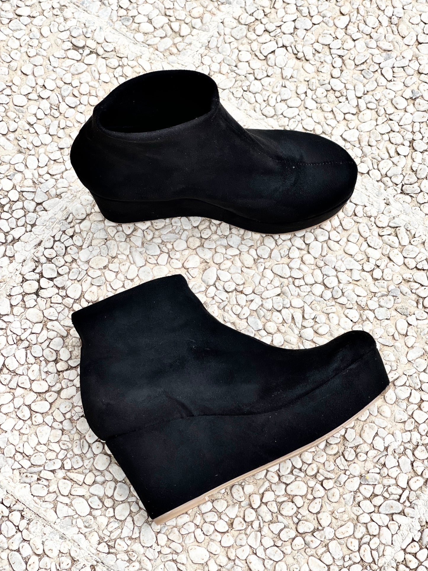 AKITA BLACK SUEDE