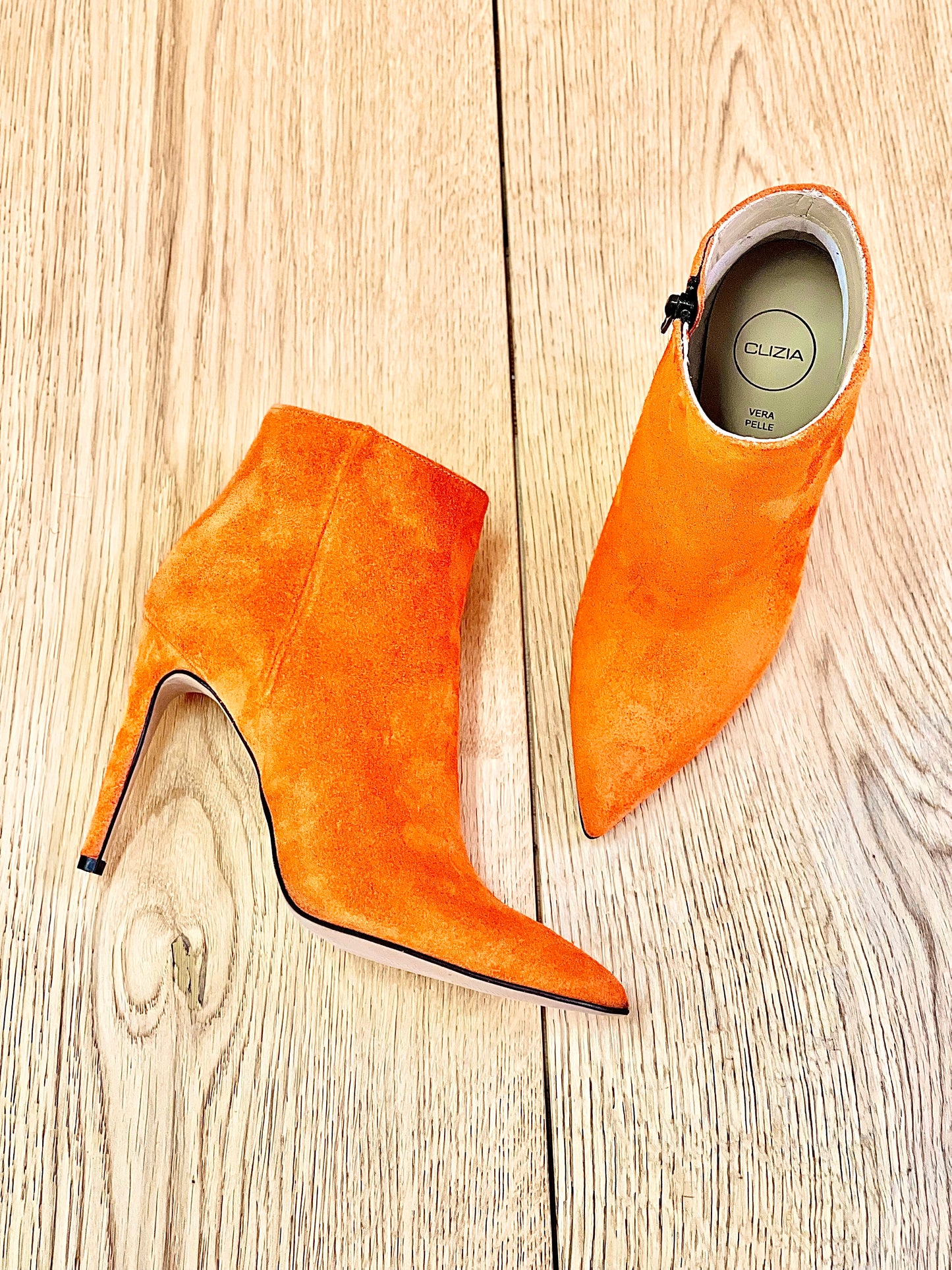ORANGE SUEDE TITA