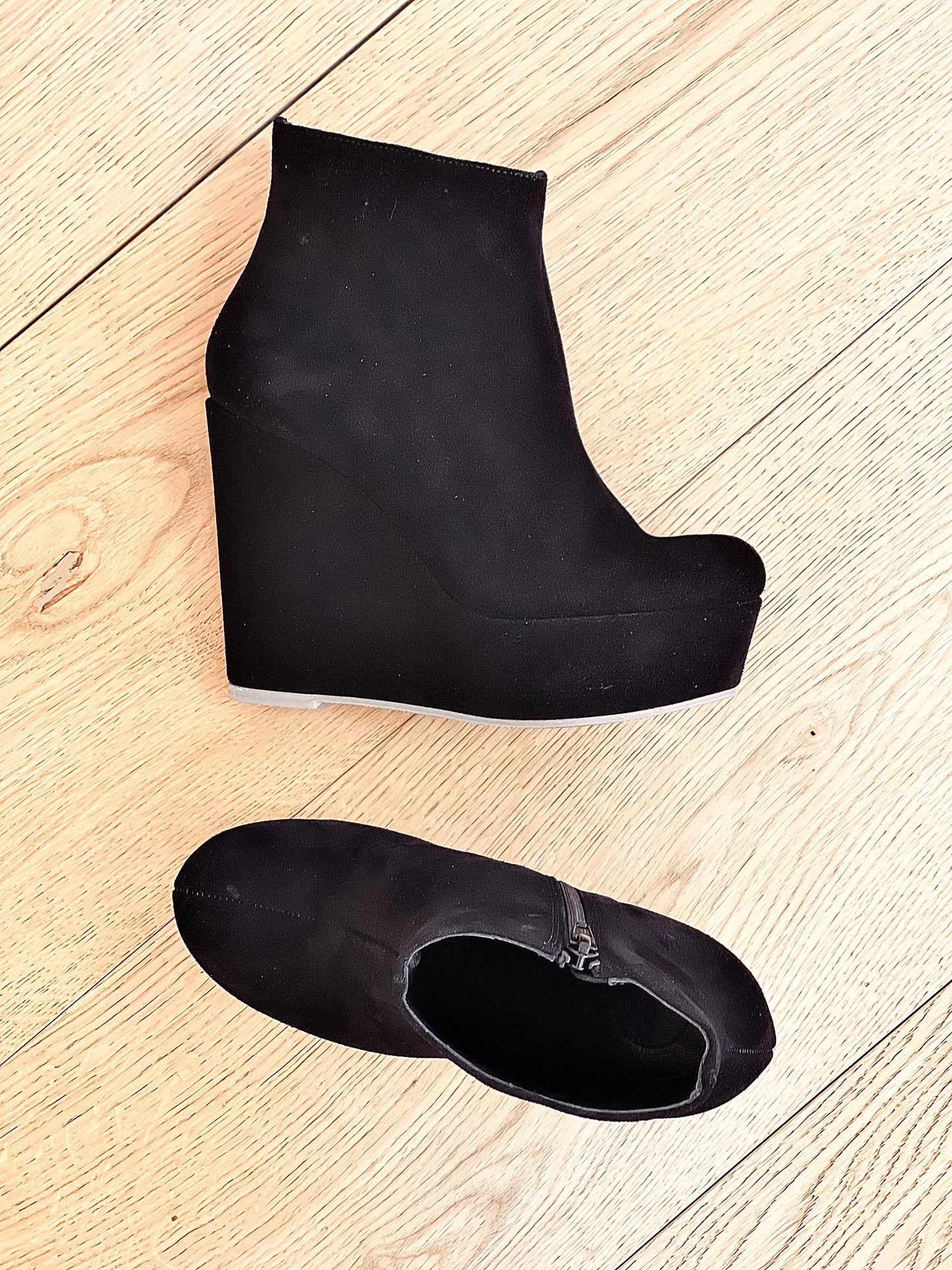 BLACK SUEDE BOOT