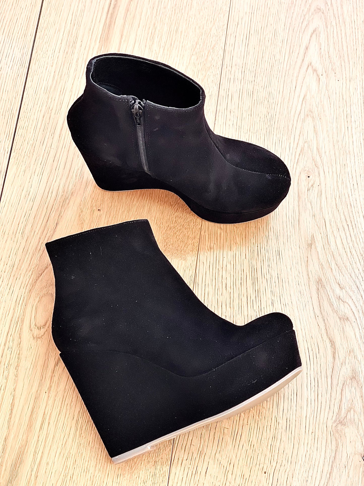 BLACK SUEDE BOOT
