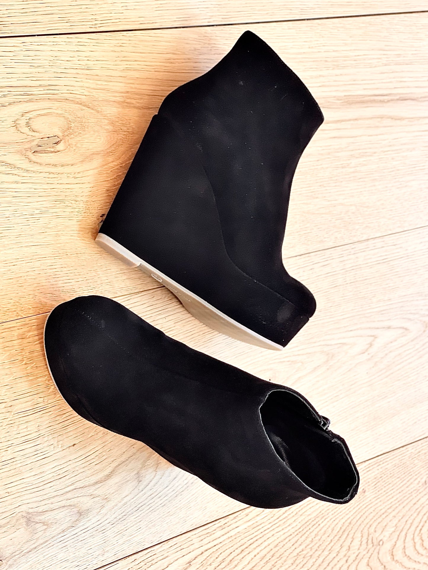 BLACK SUEDE BOOT