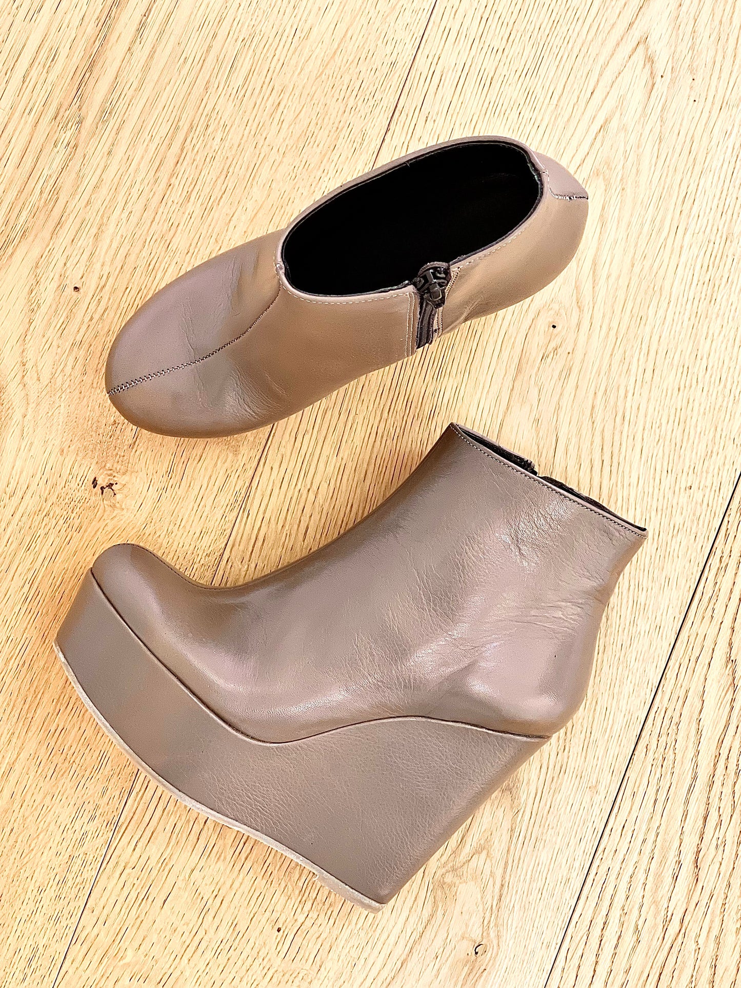 TAUPE LEATHER BOOT