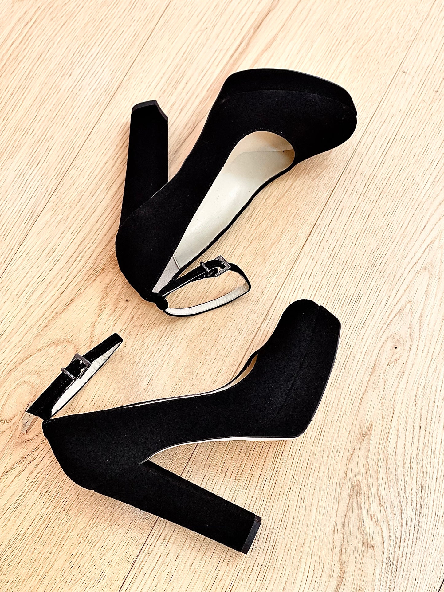 BLACK SUEDE DISK