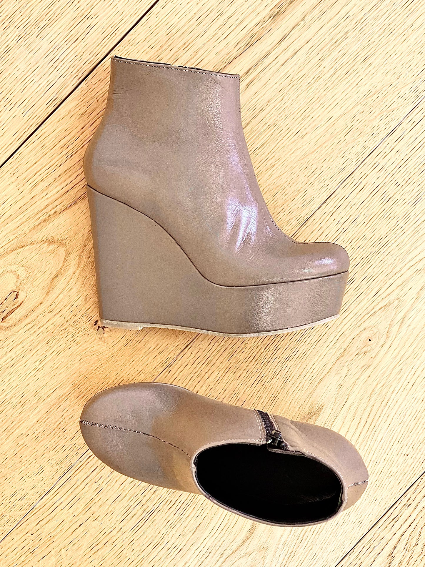 TAUPE LEATHER BOOT