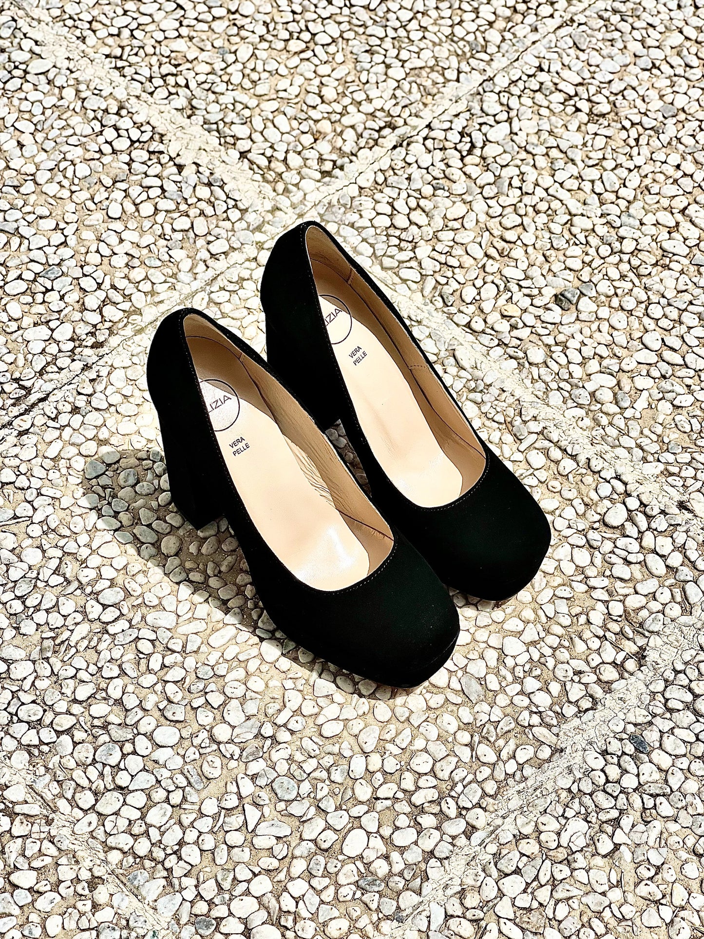 BLACK SUEDE KATA