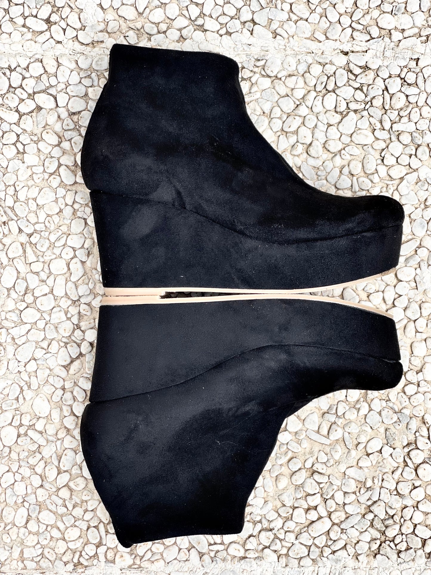 AKITA BLACK SUEDE