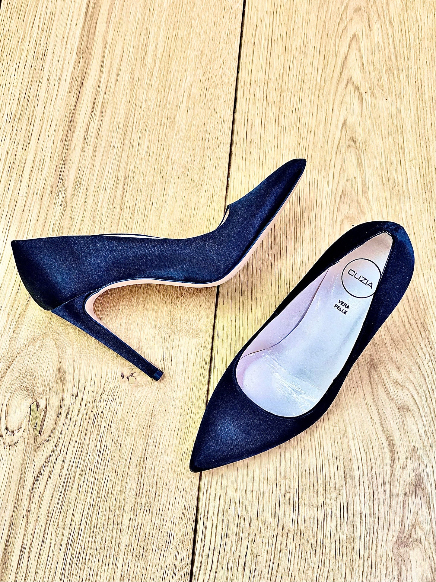 NOE BLACK SATIN