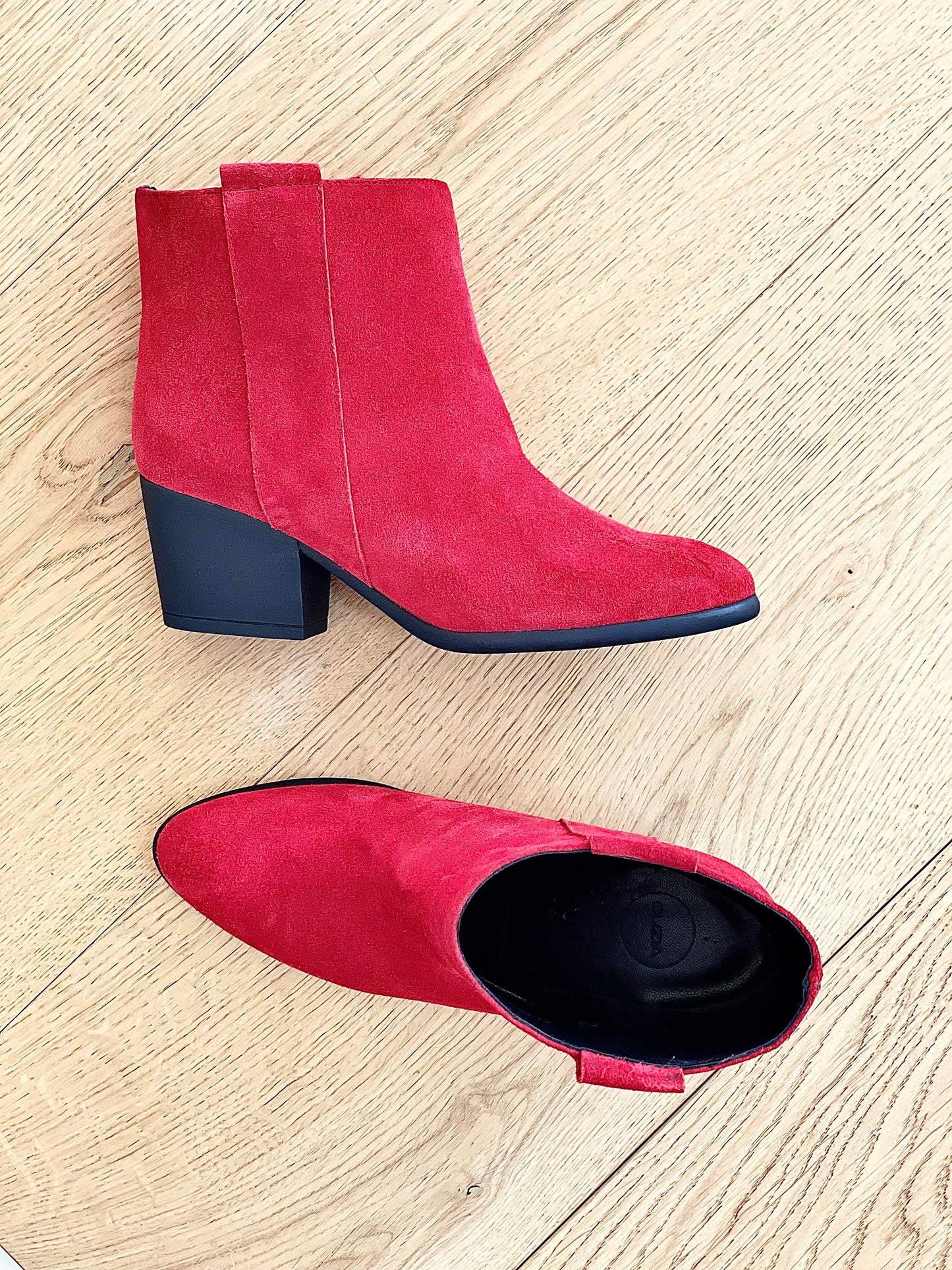 RED SUEDE TESSA