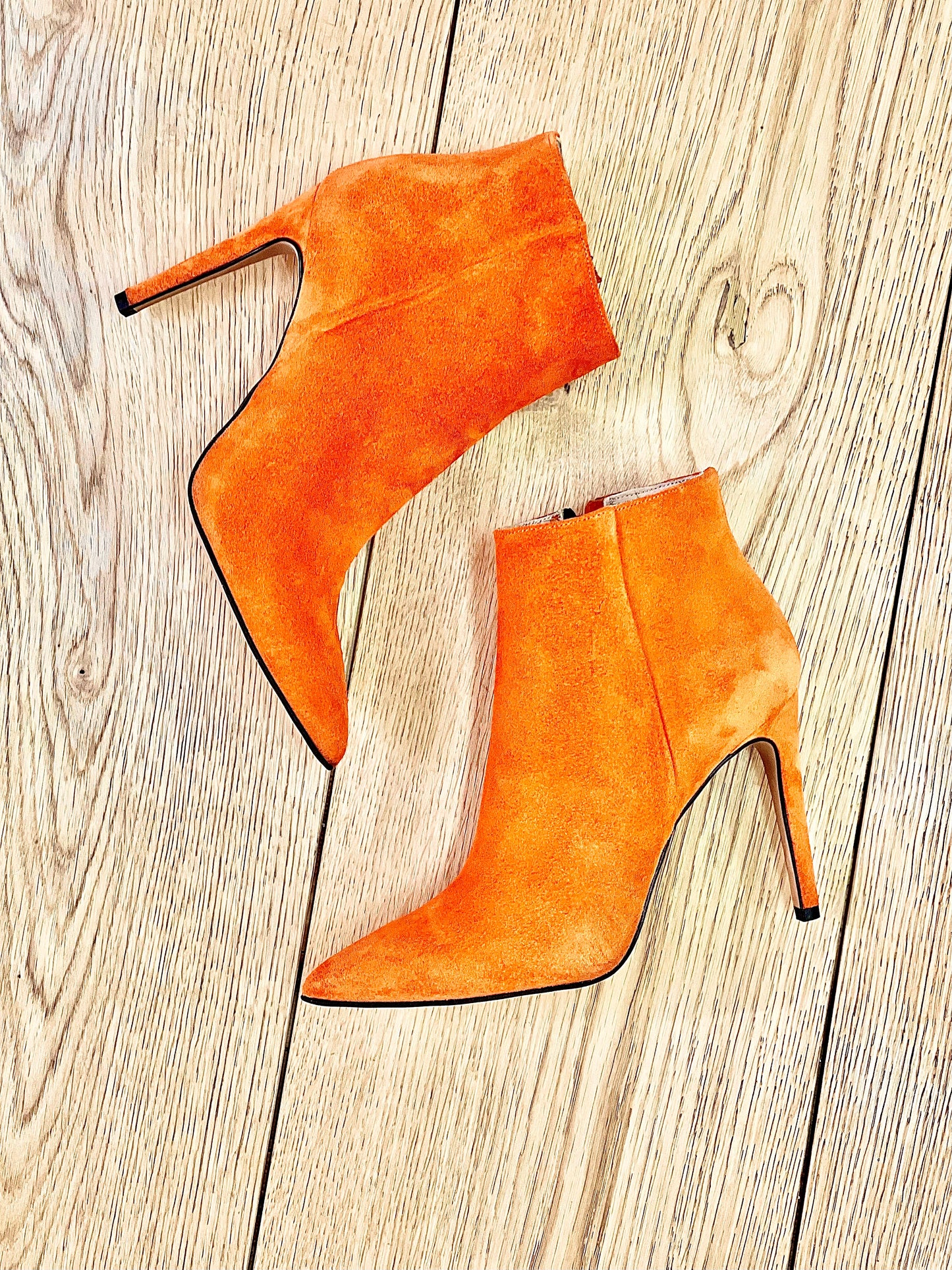 ORANGE SUEDE TITA