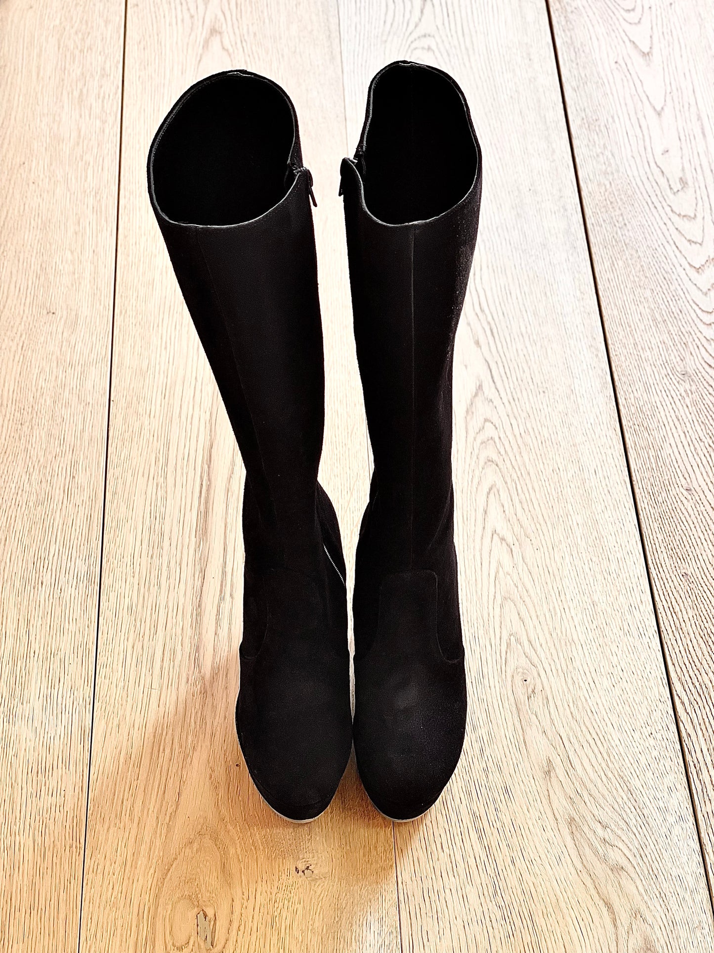 BLACK SUEDE SAM